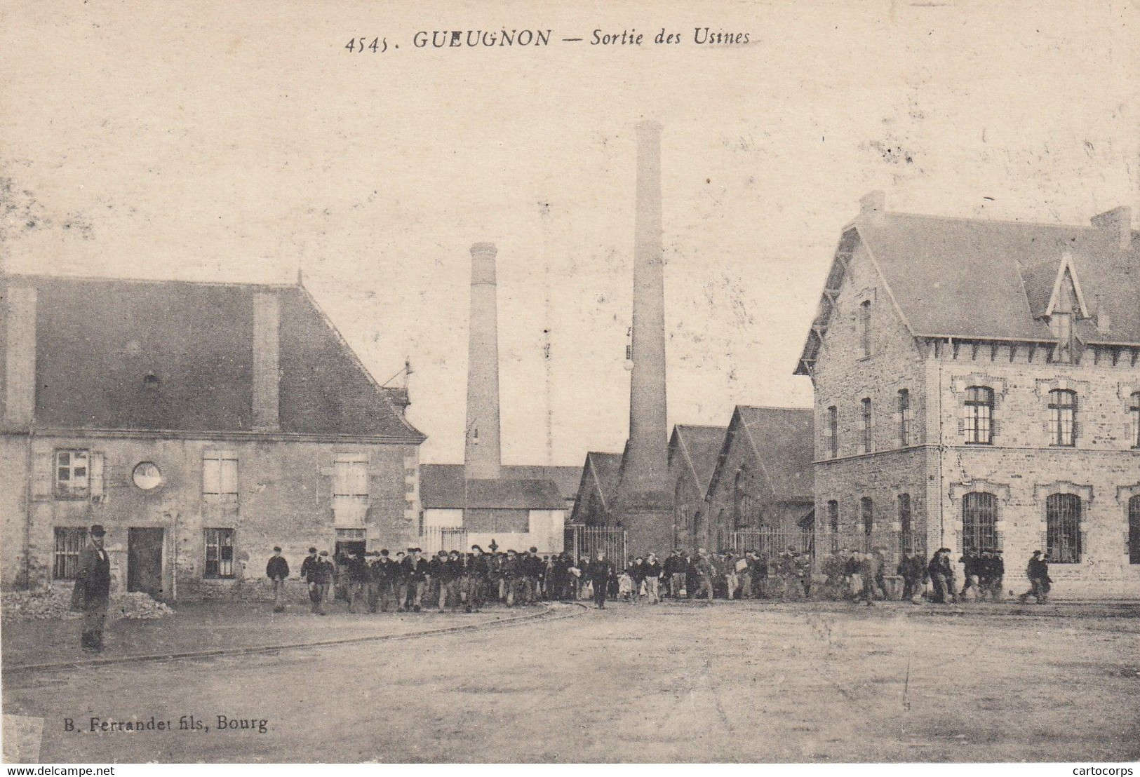 71 - GUEUGNON - Beau Cliché Des Ouvriers à La Sortie Des Usines - Gueugnon