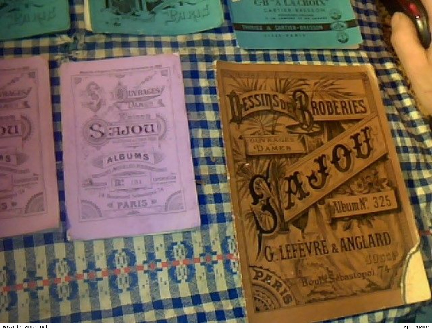 Vieux papiers Lot de 8 albums broderie Sajou, points broderie ..wallabert singer ..