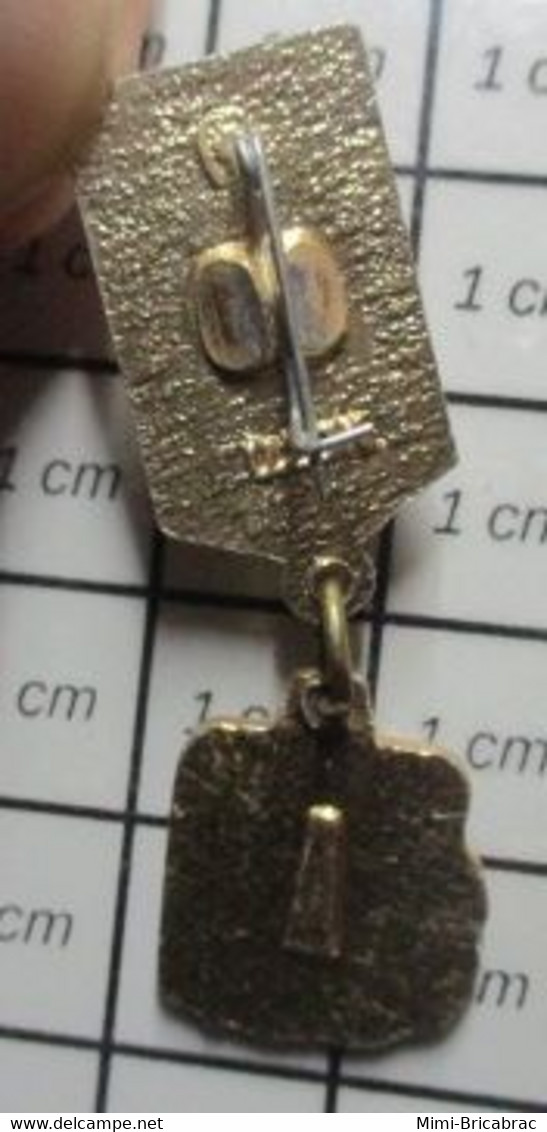 URSS23 Pas Pin's MAIS BROCHE OU BADGE / Origine RUSSIE / URSS Comme Une Médaille AVIRON - Roeisport