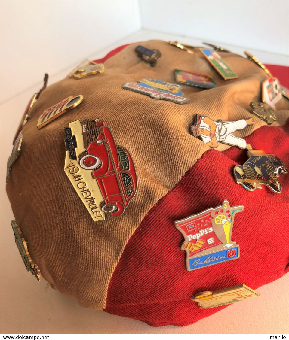 95 PINS EMAILLES des années 90 - Publicité - toutes régions - Collection Présentée sur deux casquettes d'époque.