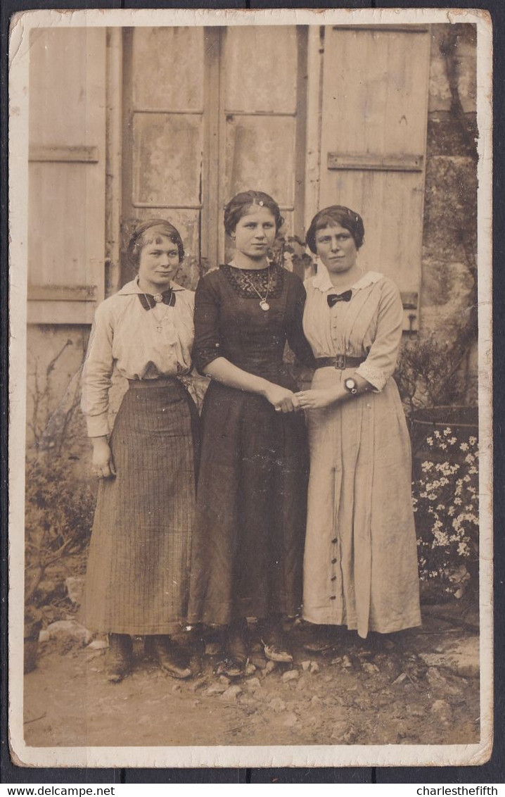 VIEILLE CARTE PHOTO FRANCAISE * SOUVENIR DE LEONIE DURAND * 3 JEUNES FILLES - FEMMES - MODE - Alte (vor 1900)