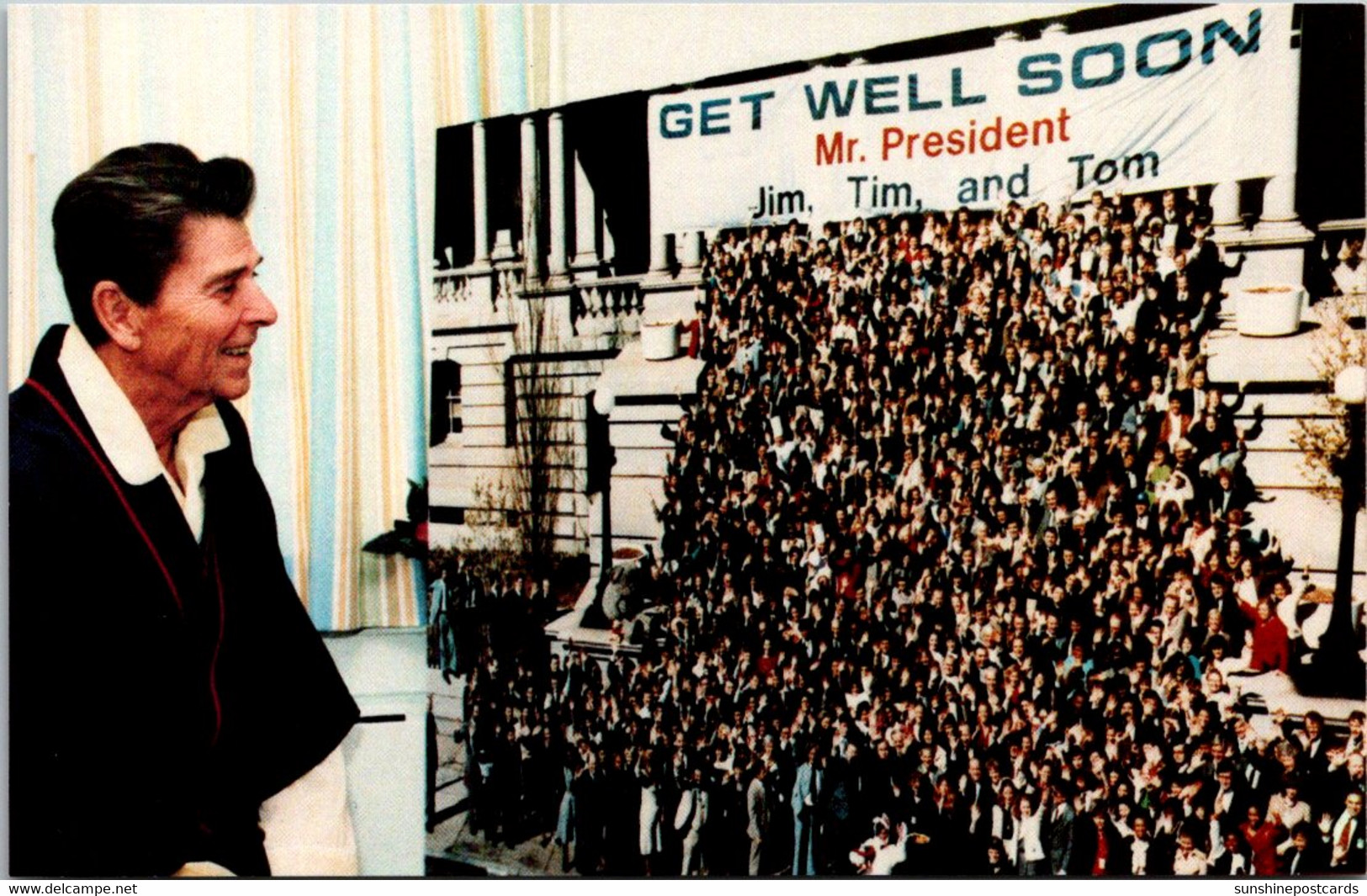 President Ronald Reagan Accepting Get Well Card Sent By The White House Staff - Presidentes