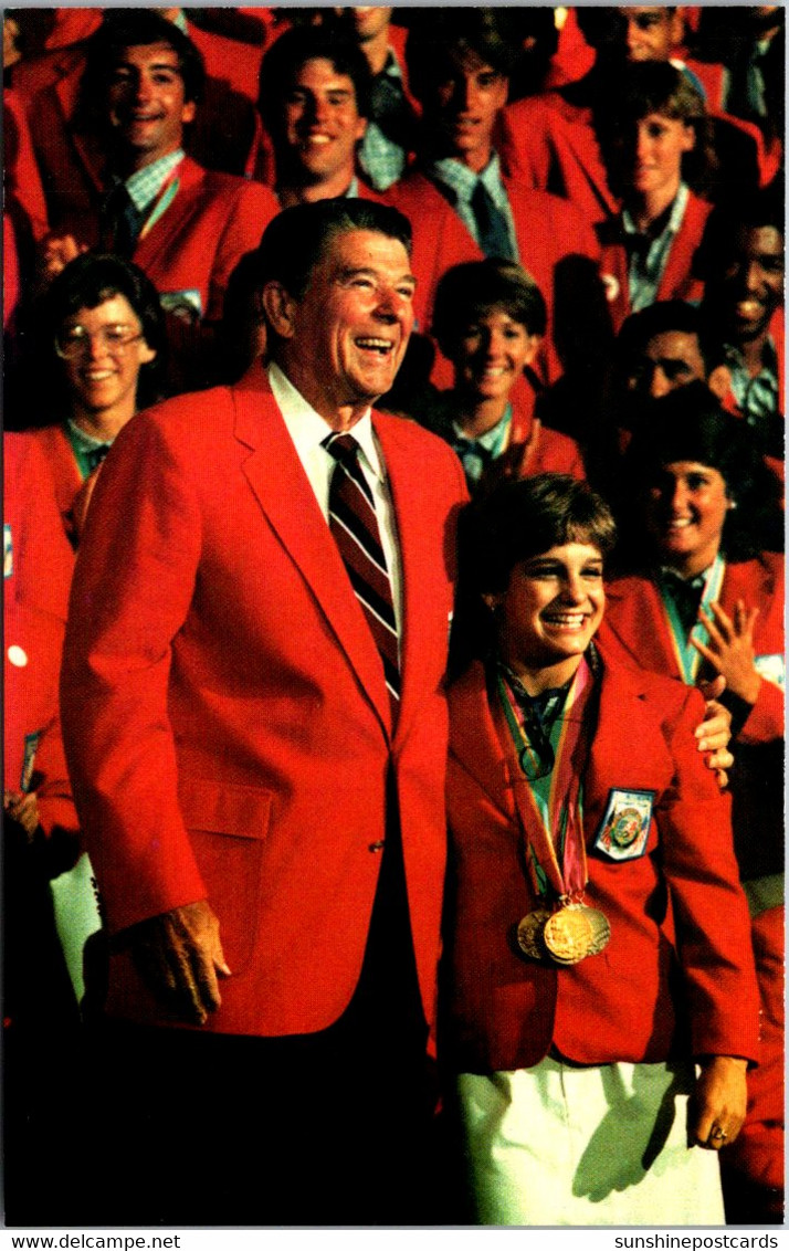 President Ronald Reagan Greeting Mary Lou Retton Of U S Olympic Team In Los Angeles - Présidents