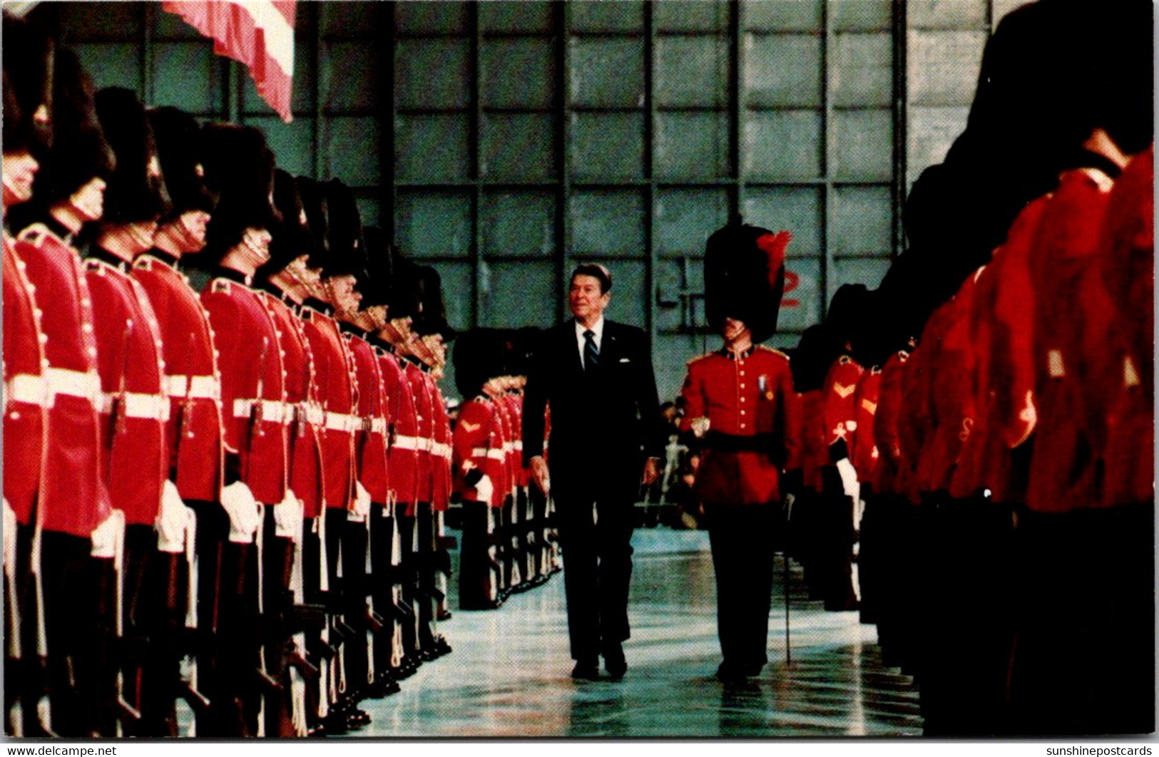 President Reagan At Uplands Air Force Base Reviewing The Honor Guard Ottawa Canada - Présidents