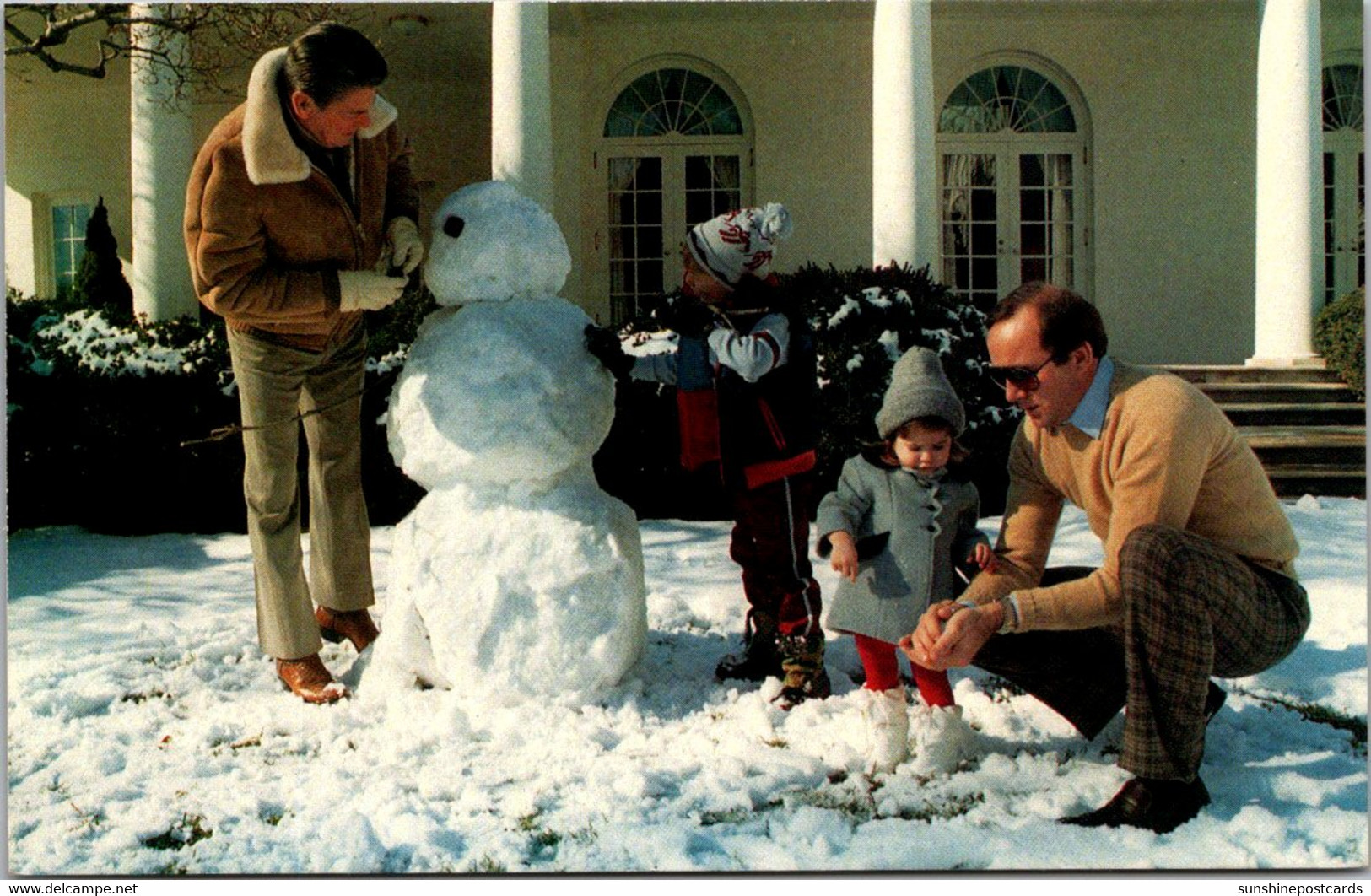 President Reagan Making Snowman With His Grandchildren Ashley And Cameron - Presidenten