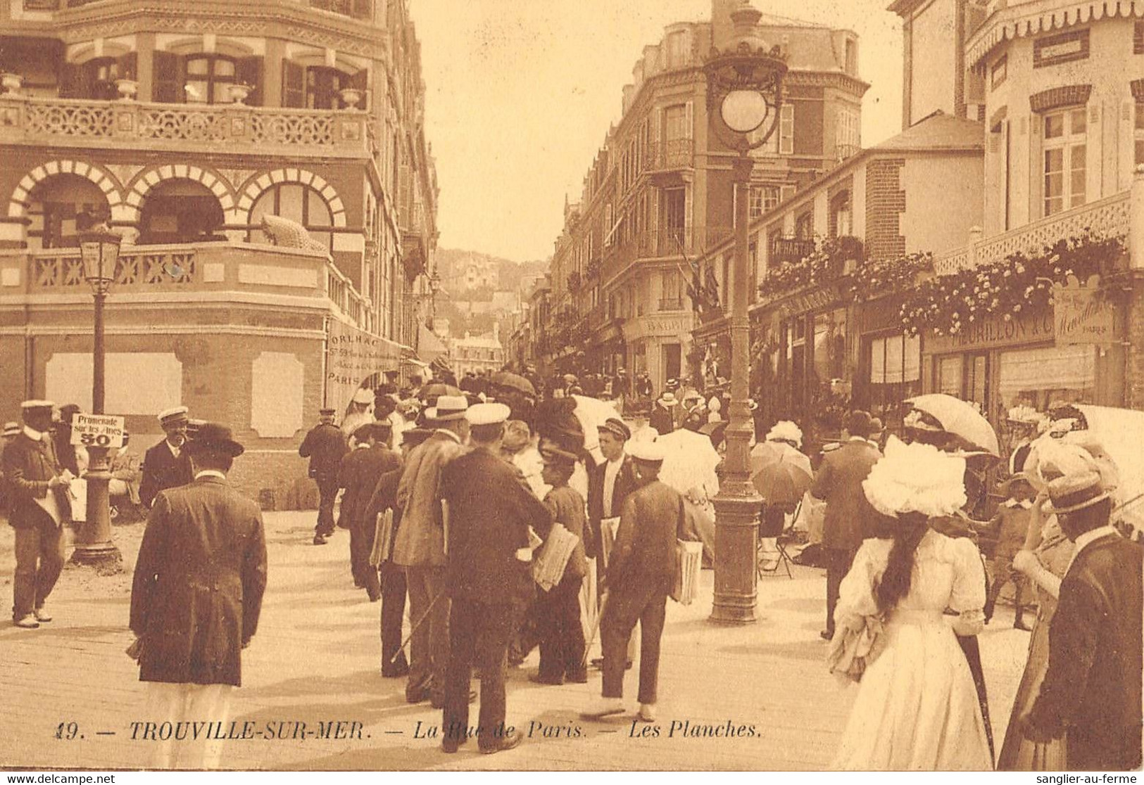 CPA 14 TROUVILLE SUR MER LA RUE DE PARIS LES PLANCHES - Trouville