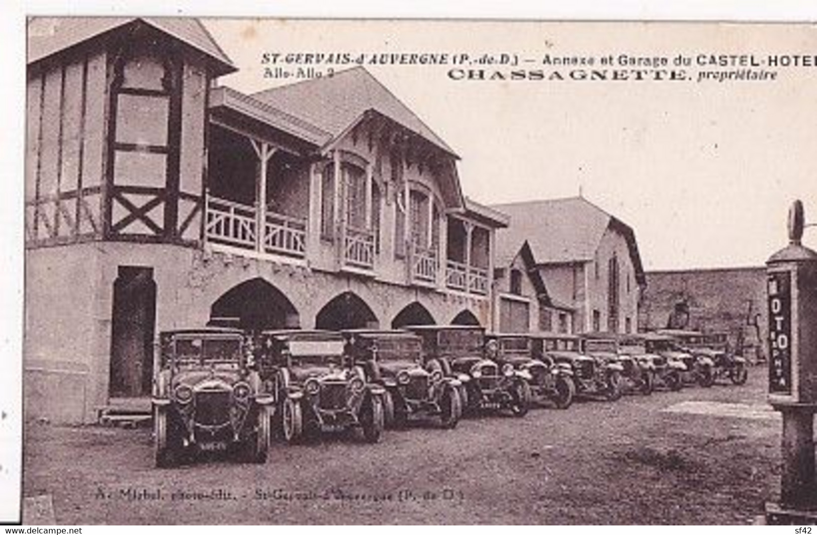 SAINT GERVAIS D AUVERGNE              ANNEXE ET GARAGE DU CASTEL HOTEL     AUTOS + POMPE           PHOTO  MICHEL - Saint Gervais D'Auvergne