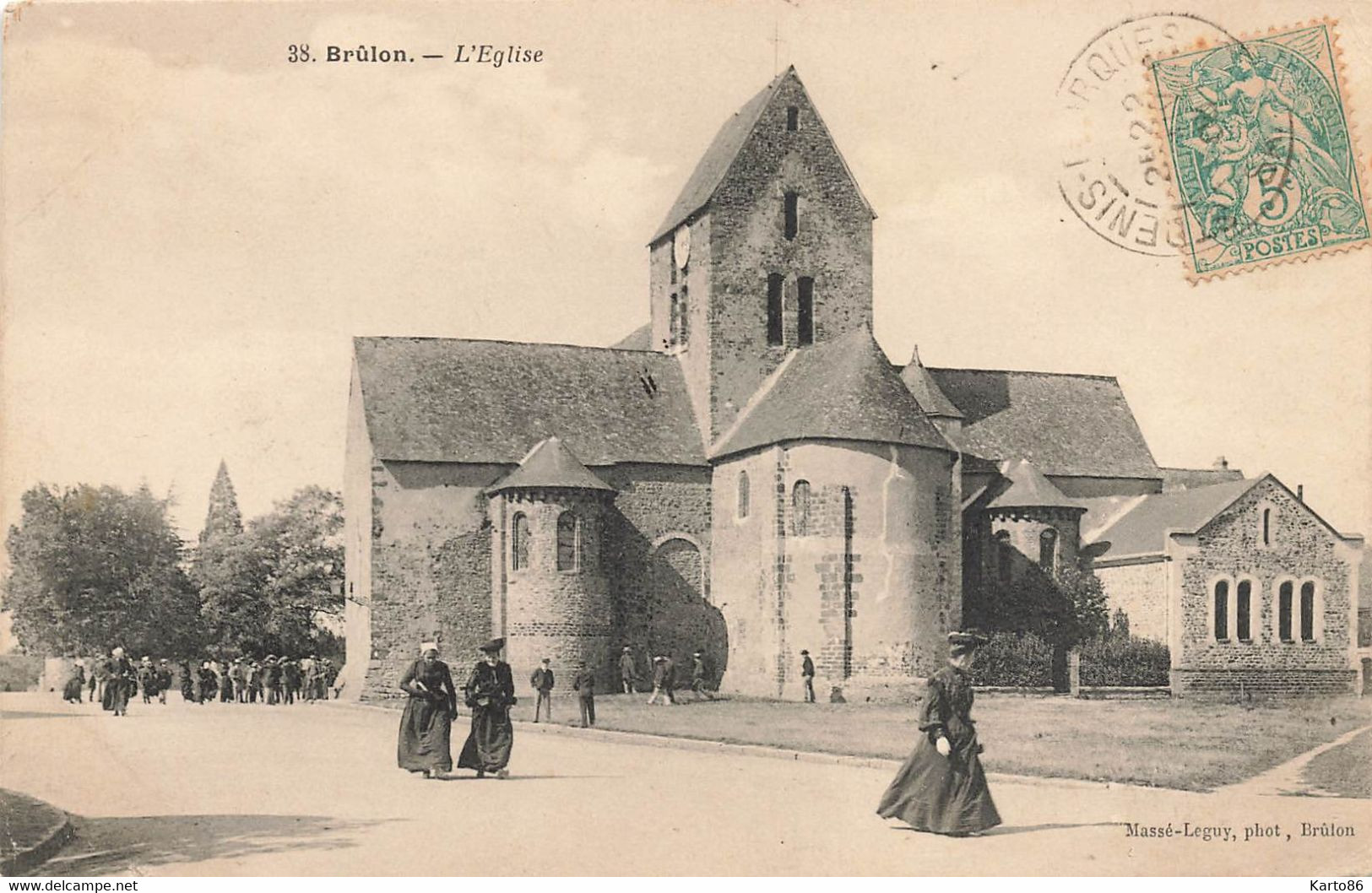 Brulon * La Place De L'église * Sortie De Messe - Brulon