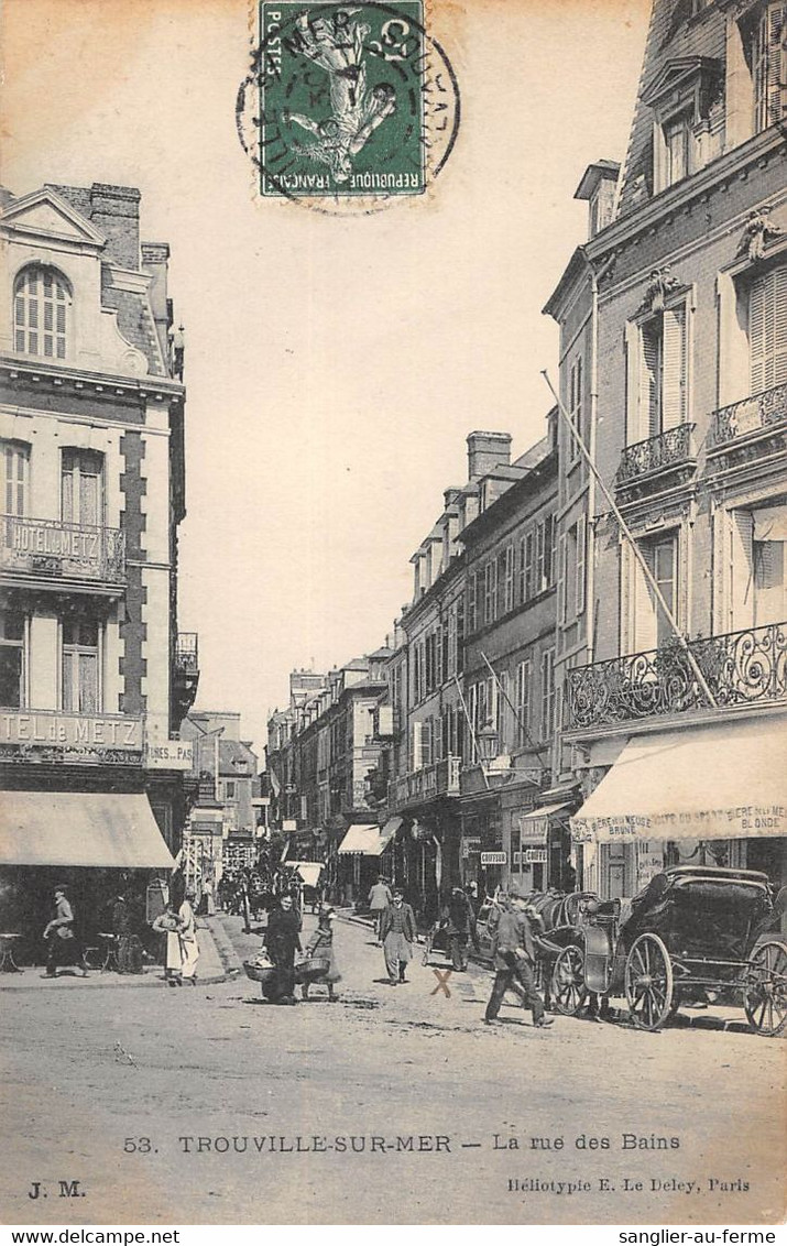 CPA 14 TROUVILLE SUR MER LA RUE DES BAINS - Trouville