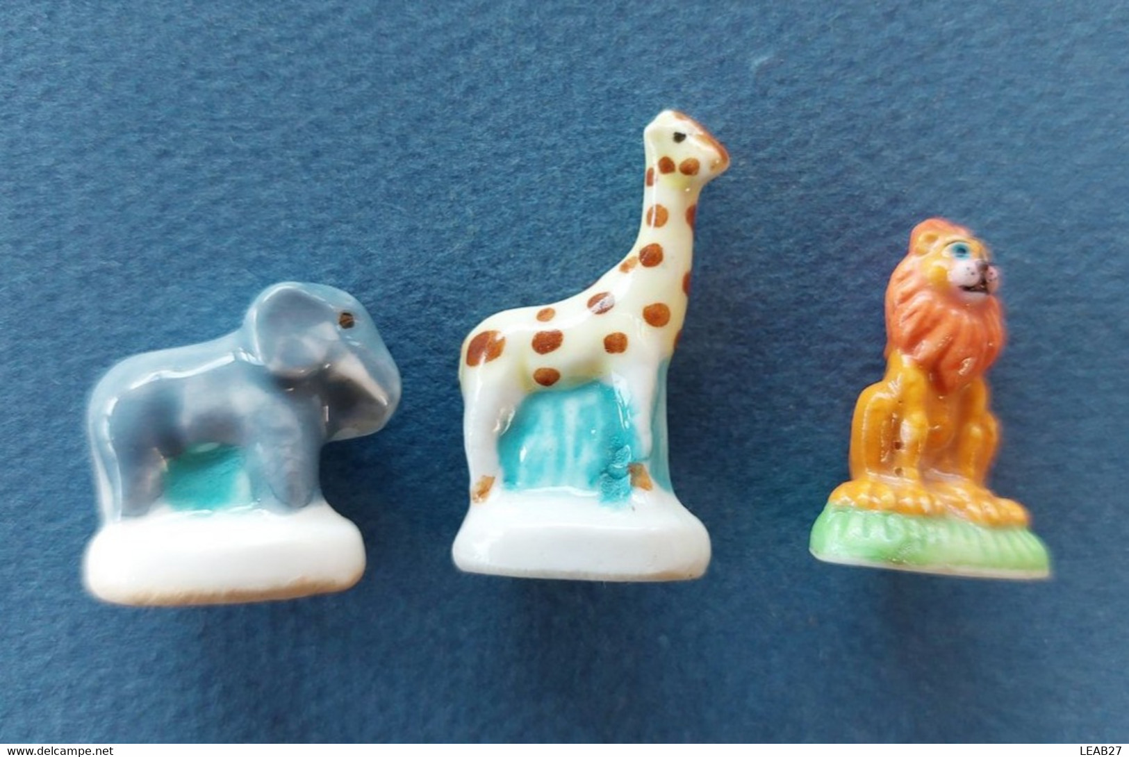 ANIMAUX SAUVAGES - LOT DE 3 FEVES BRILLANTES - ELEPHANT-GIRAFE-LION - Animaux