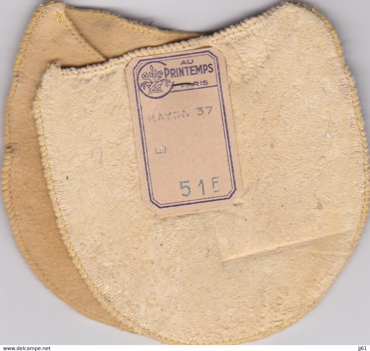 MERCERIE 2 ECHANTILLONS DE PEAU CHAMOIS OU CHAMEAUX MAGASIN AU PRINTEMPS PARIS AVEC ETIQUETTE RAYON 37 51 F ANNEE 1900 - Spitzen Und Stoffe