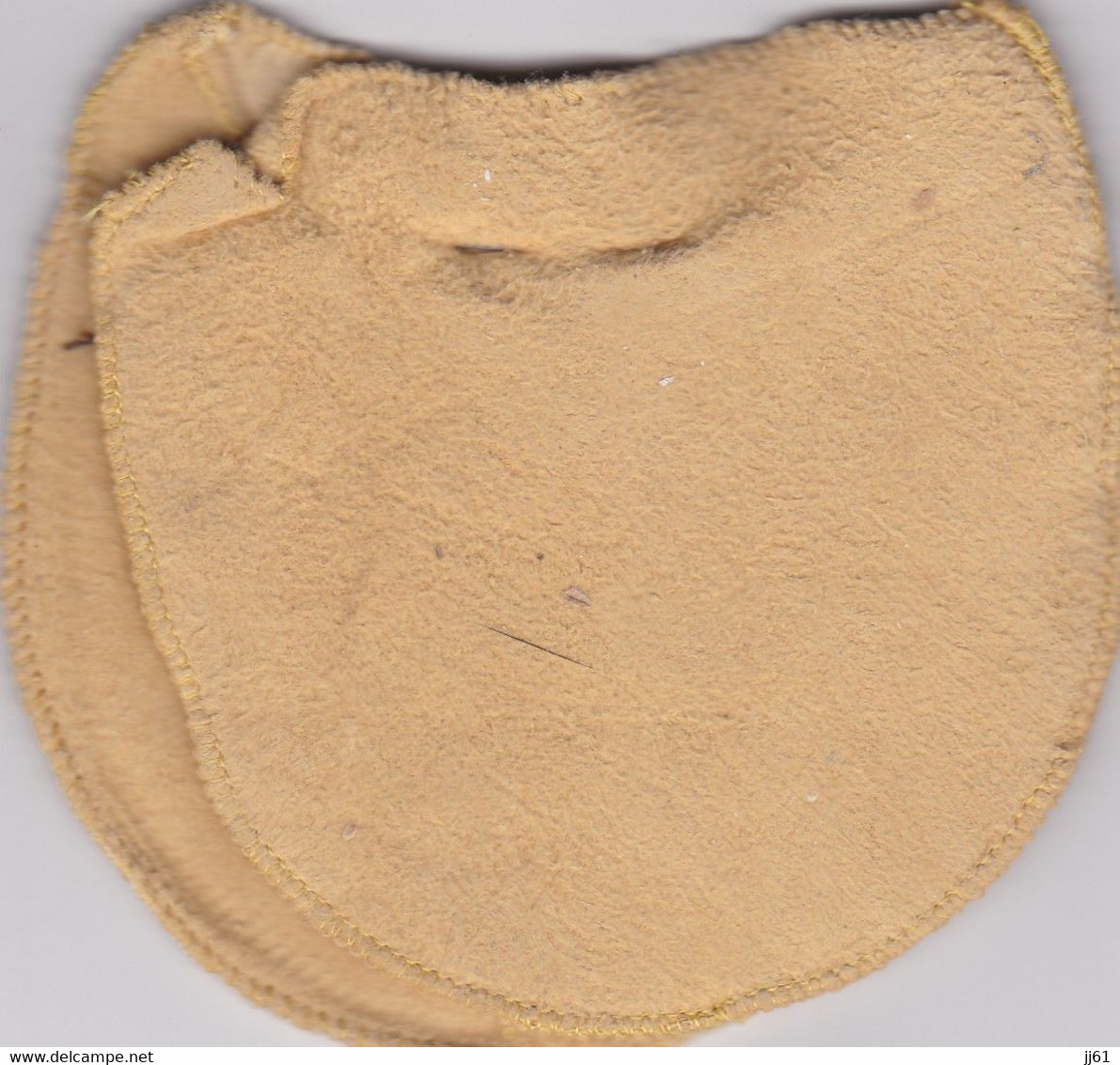 MERCERIE 2 ECHANTILLONS DE PEAU CHAMOIS OU CHAMEAUX MAGASIN AU PRINTEMPS PARIS AVEC ETIQUETTE RAYON 37 51 F ANNEE 1900 - Dentelles Et Tissus