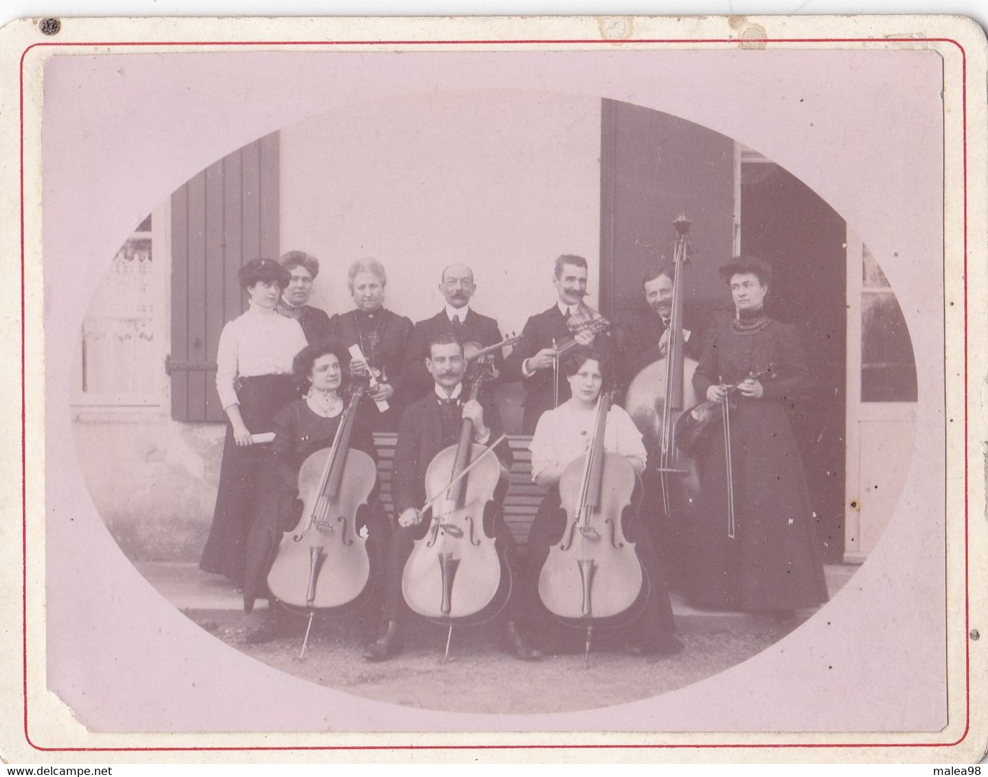 PHOTOGRAPHIE D' UNE  FAMILLE  DE MUSICIENS    EN MARS  1900  En DORDOGNE ,,,TRES BELLE   PHOTO - Photographs