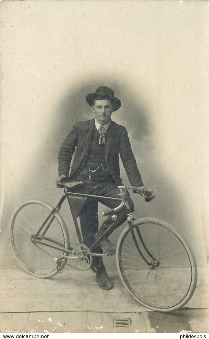 CARTE PHOTO  CYCLISTE Homme Et Son Vélo - Photographie