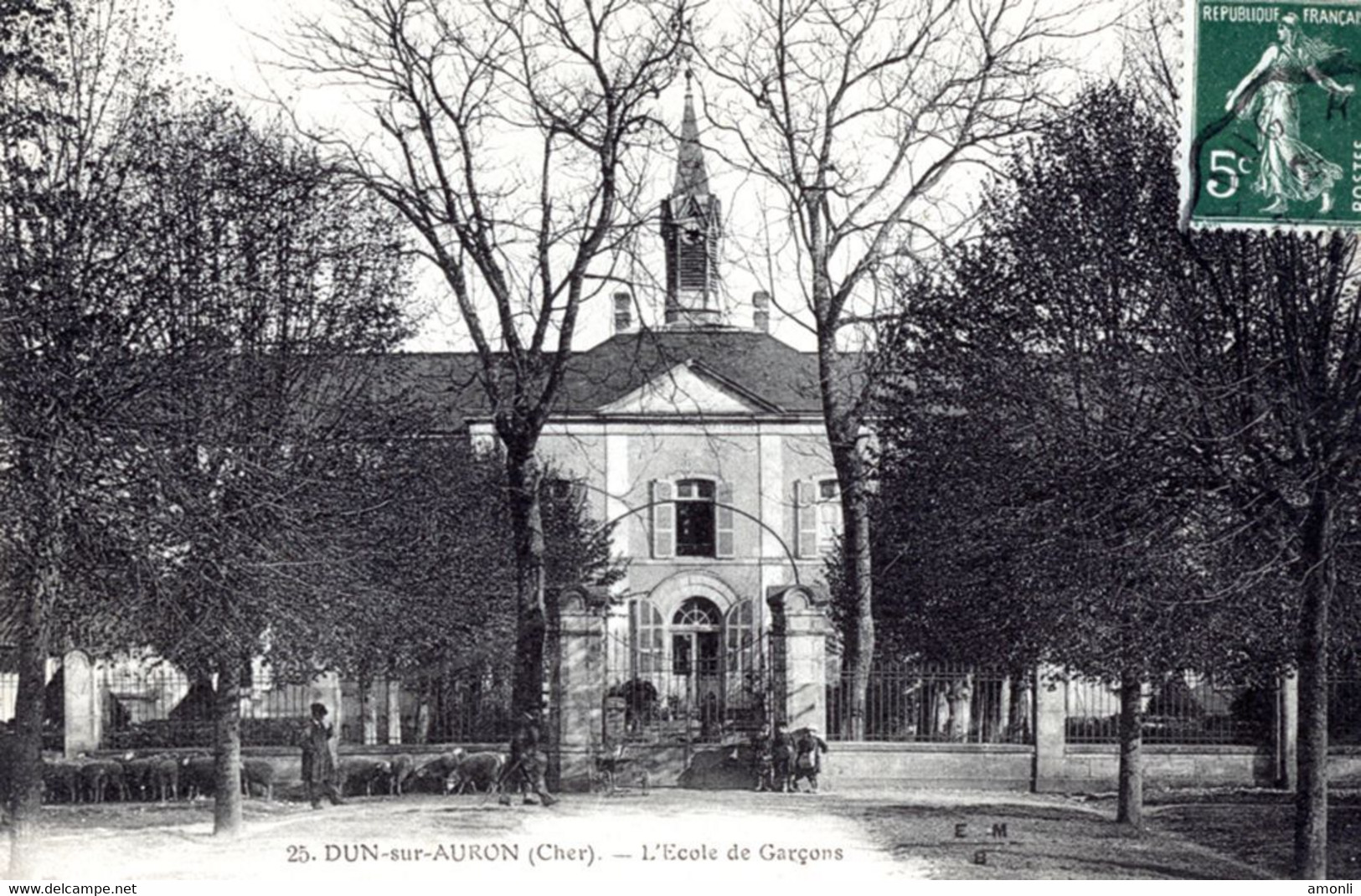 18. CHER - DUN-SUR-AURON. L'Ecole De Garçons. Berger Et Moutons. - Dun-sur-Auron