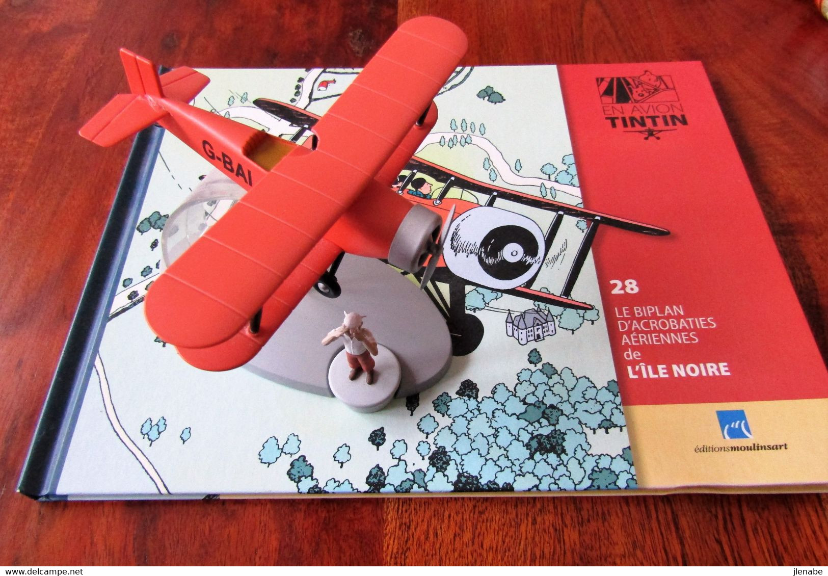 Avion Tintin Ile Noire Et Son Dossier De 24 Pages © Moulinsart 2015 - Statuette In Resina