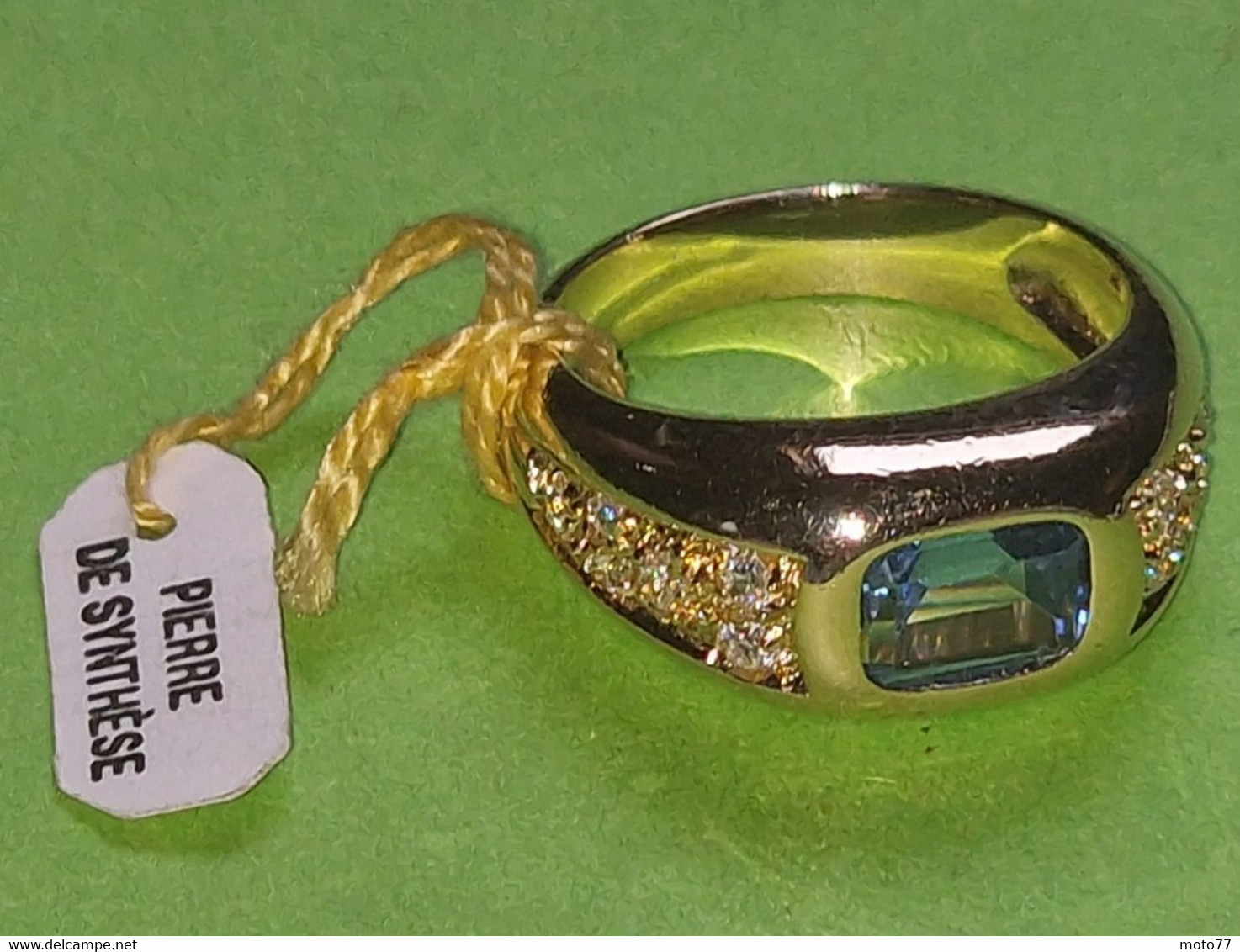 Jolie BAGUE - Plaquée OR Pierre De Synthèse- Diamètre Intérieur(pour Le Doigt): Environ 17 Mm -"neuf De Stock"-Vers 2000 - Ringe