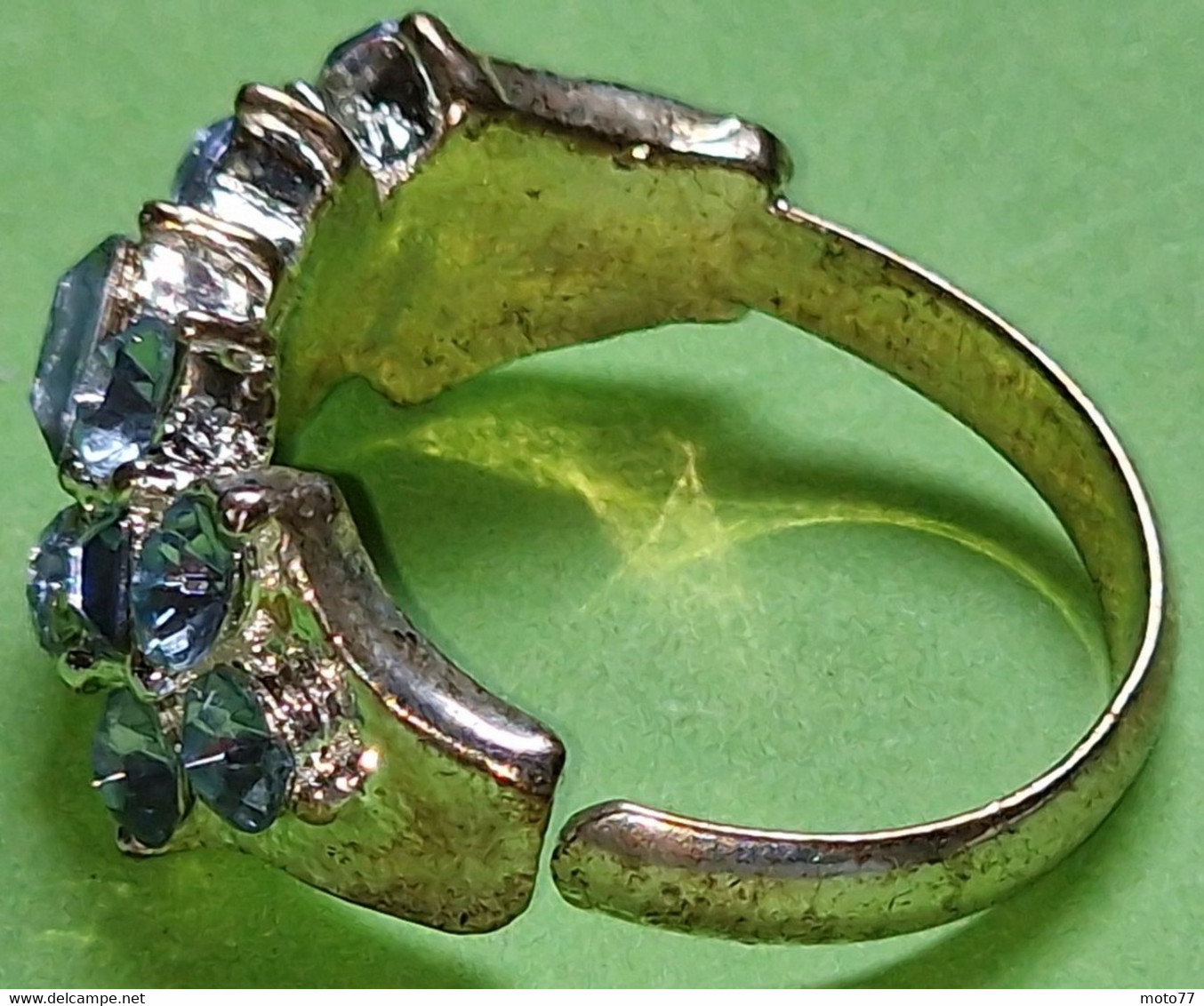 BAGUE - Dorée "bon Marché- Diamètre Intérieur(pour Le Doigt) : Environ 17 Mm Mais Réglable - "neuf De Stock" - Vers 2000 - Ringe