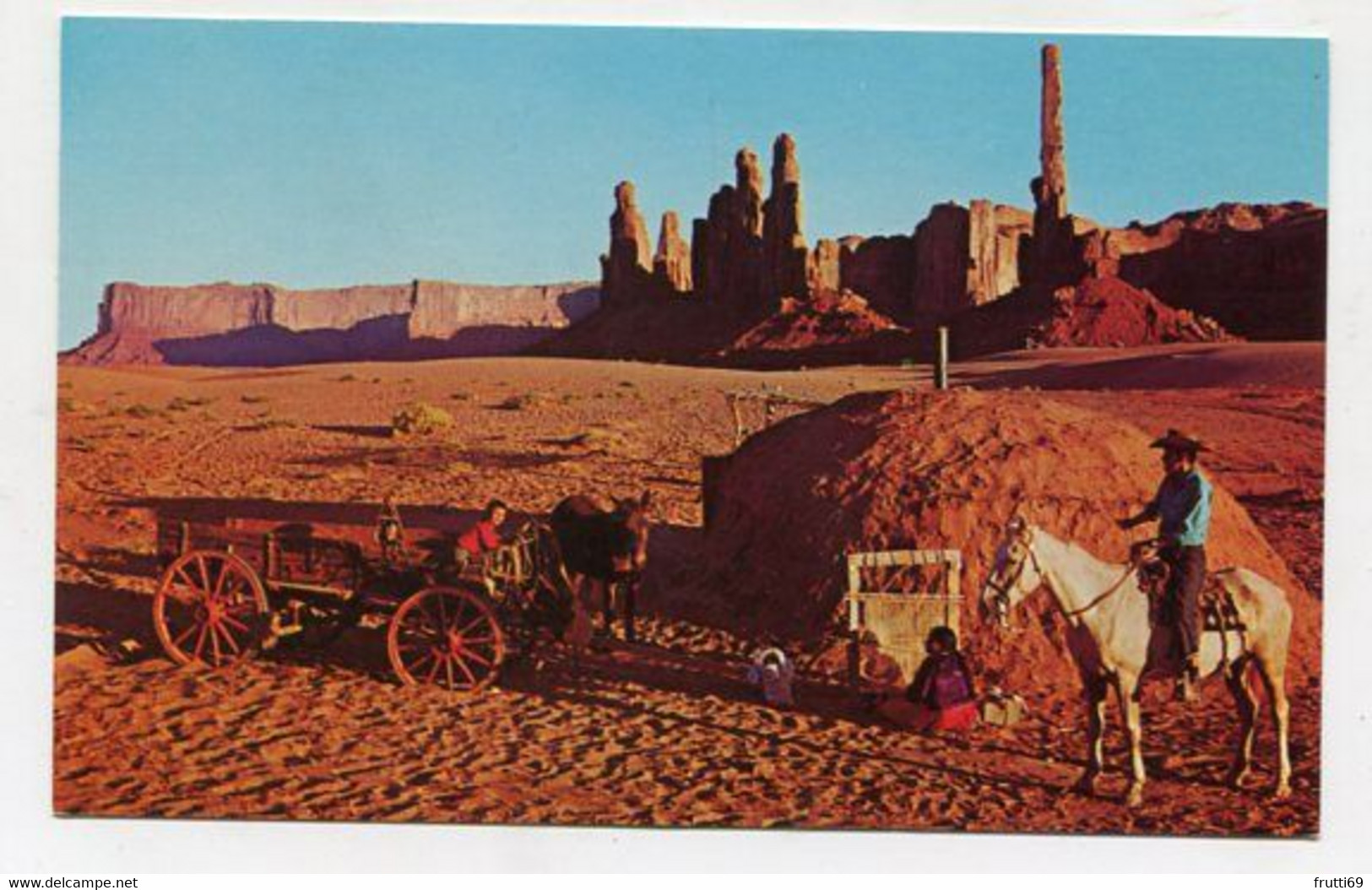 AK 110725 USA - This Typical Navajo Family Lives In Monument Valley - Autres & Non Classés