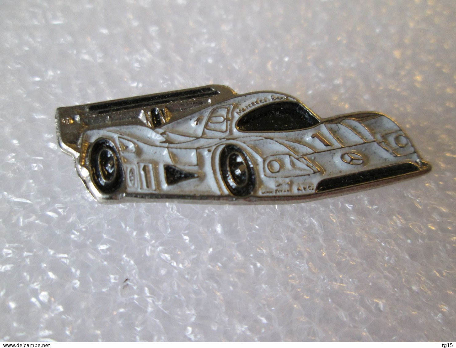 PIN'S    MERCEDES-BENZ SAUBER C 9  (version Gris Clair) - Mercedes