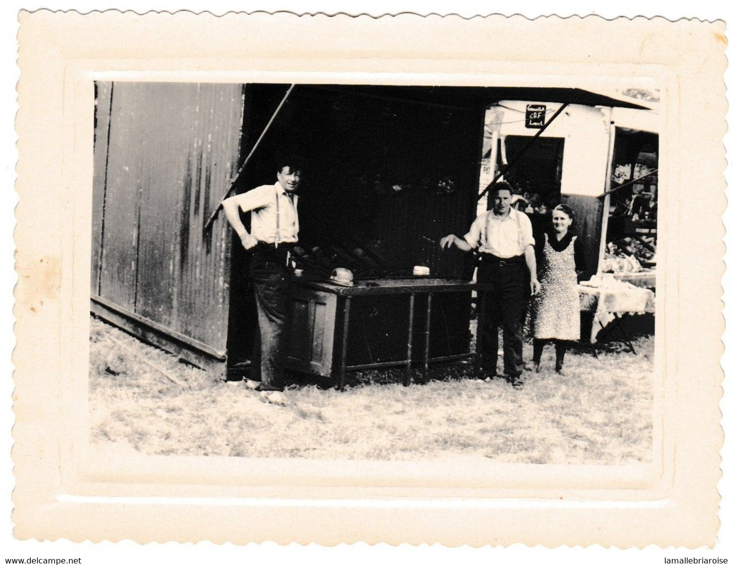 45, Escrignelles, 2 Petites Photos, Plaque De Forain ( Le Bidule, 6 X 9cm) Et Stand De Tir Forain (5,5 X 8,5 Cm) - Tir (Armes)