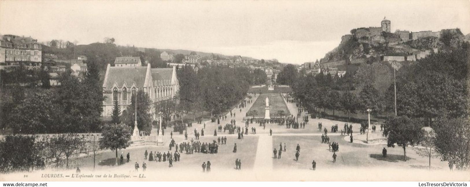 Panoramique - Lourdes - L'esplanade Vue De La Basilique - Animé - Statue - Dim. 27.5/11 Cm - Carte Postale Ancienne - Lourdes