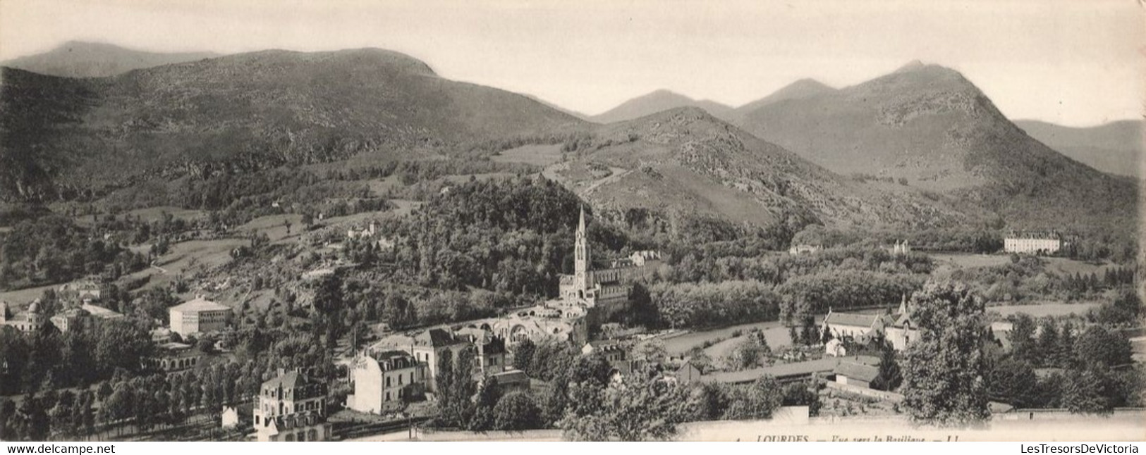 Panoramique - Lourdes - Vue Vers La Basilique - Clocher - Statue - Dim. 27.5/11 Cm - Carte Postale Ancienne - Lourdes