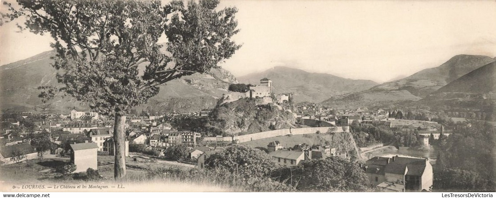 Panoramique - Lourdes - Le Château Et Les Montagnes - Dim. 27.5/11 Cm - Carte Postale Ancienne - Lourdes