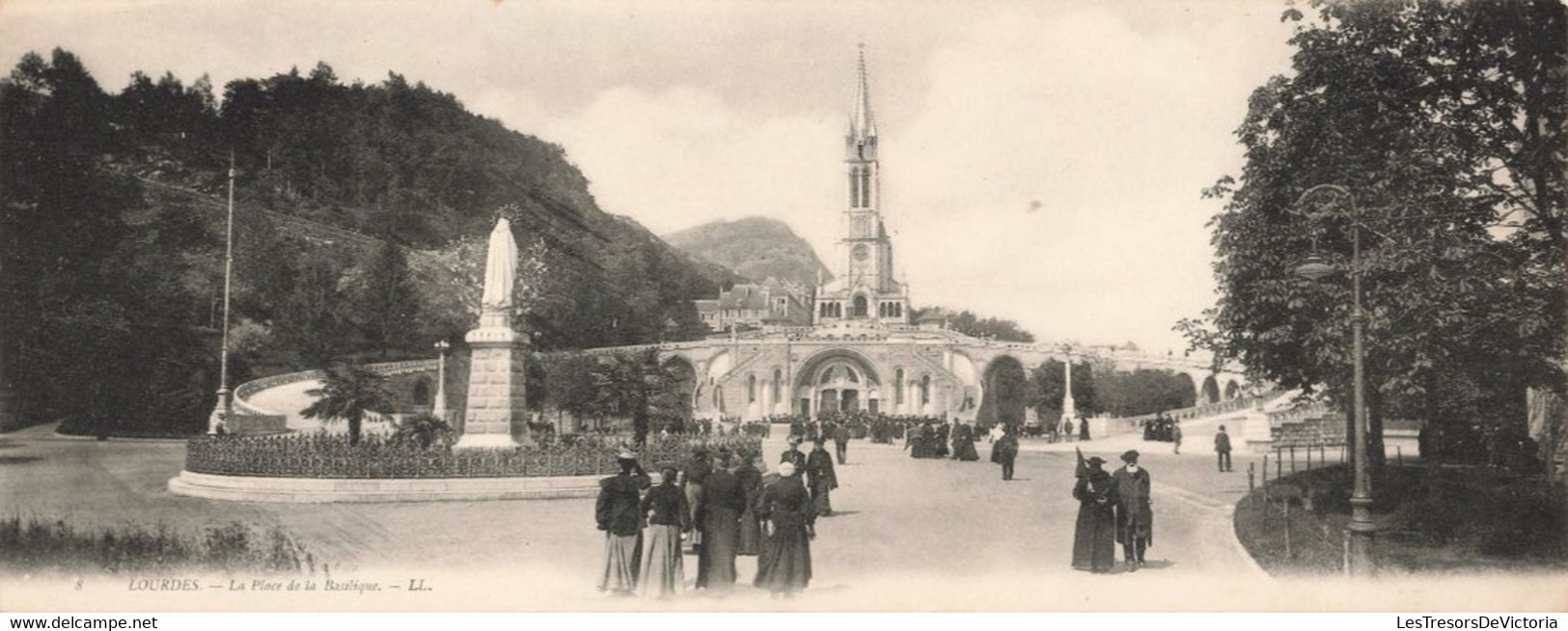 Panoramique - Lourdes - La Place De La Basilique - Clocher - Animé - Dim. 27.5/11 Cm - Carte Postale Ancienne - Lourdes