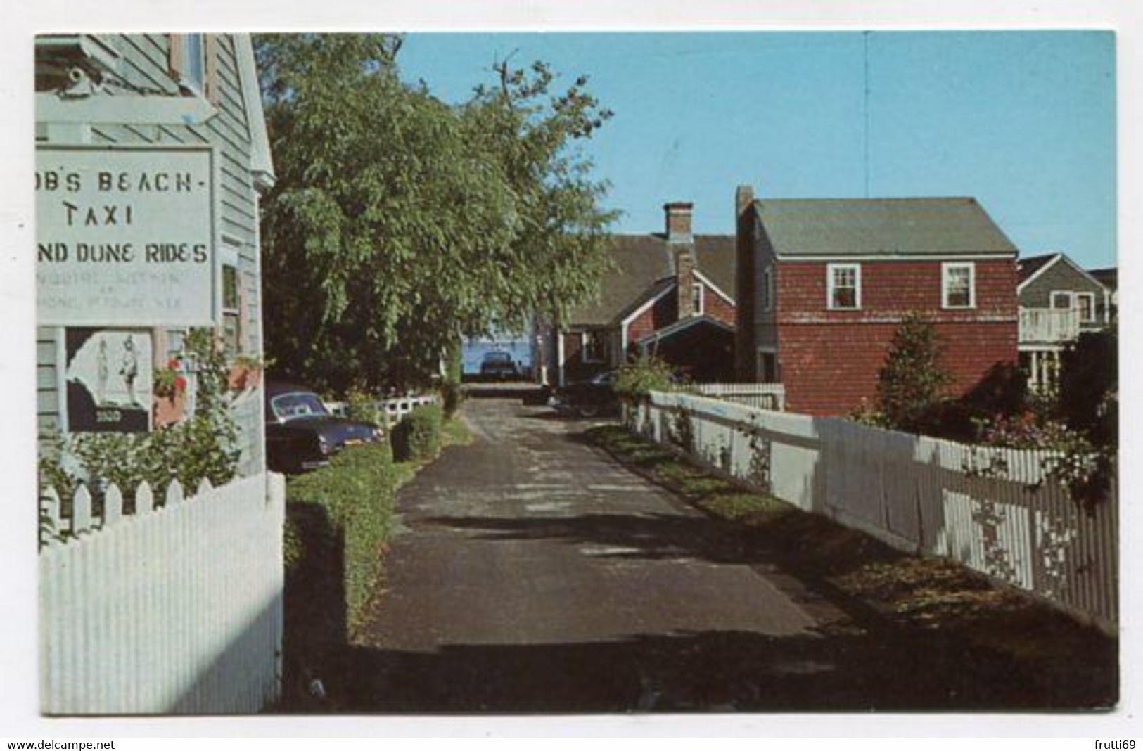 AK 110918 USA - Massachusetts - Cape Cod - Provincetown - Narrow Street - Cape Cod
