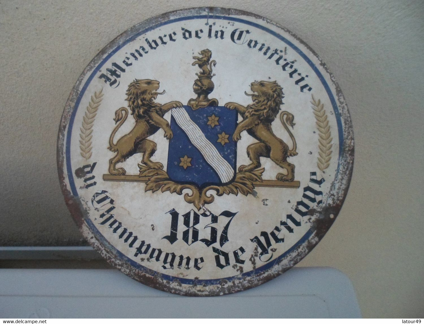 ANCIENNE Plaque En Tole Menbre De La Confrerie  Du Champagne De Venoge 1837 27.5 Cm De Diametre Pods 463 Gr - Champagne & Schuimwijn