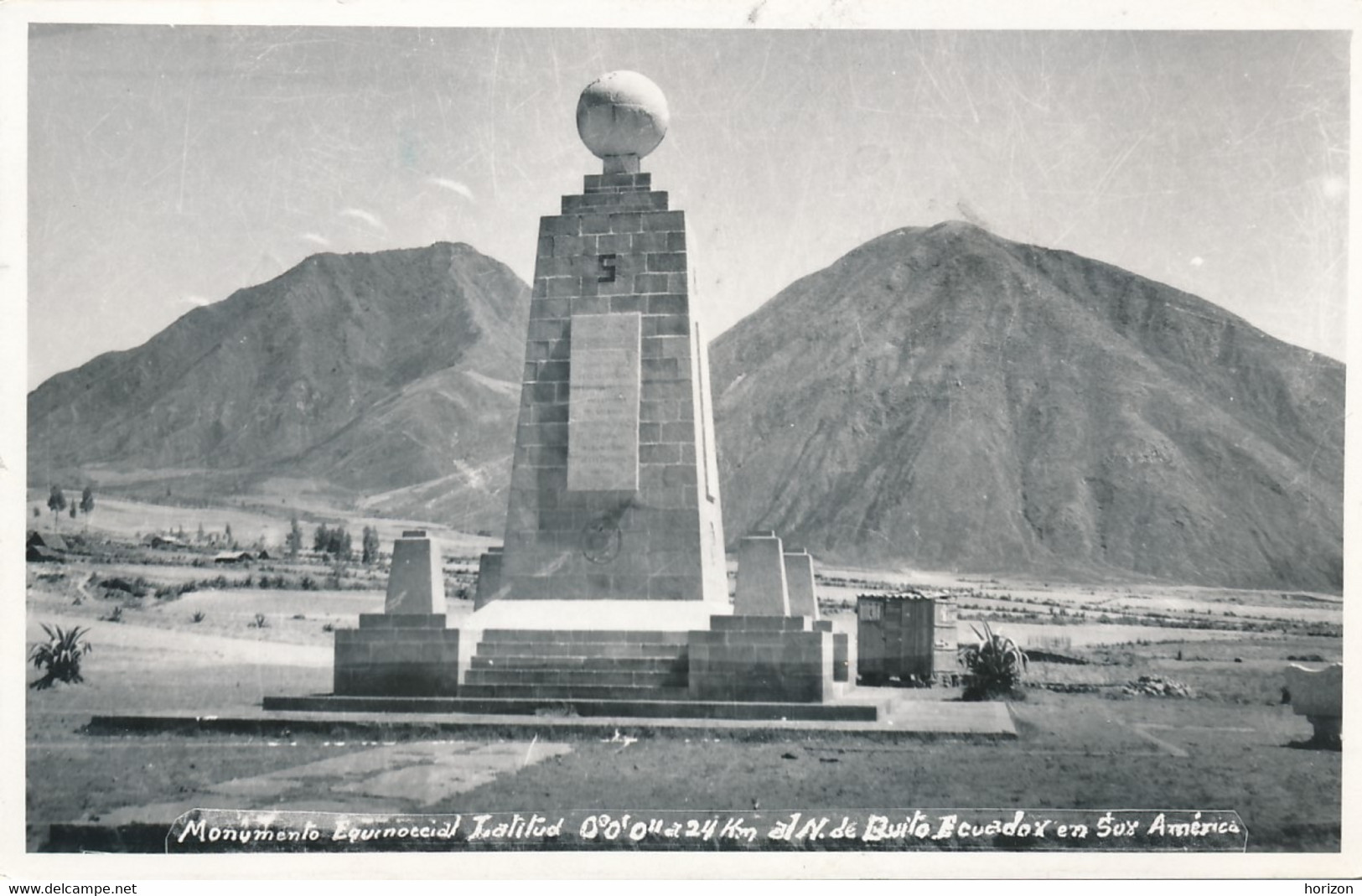 X384  Quito - Monumento Equinoccial… - Lot Of 2 Old Postcards - Equateur