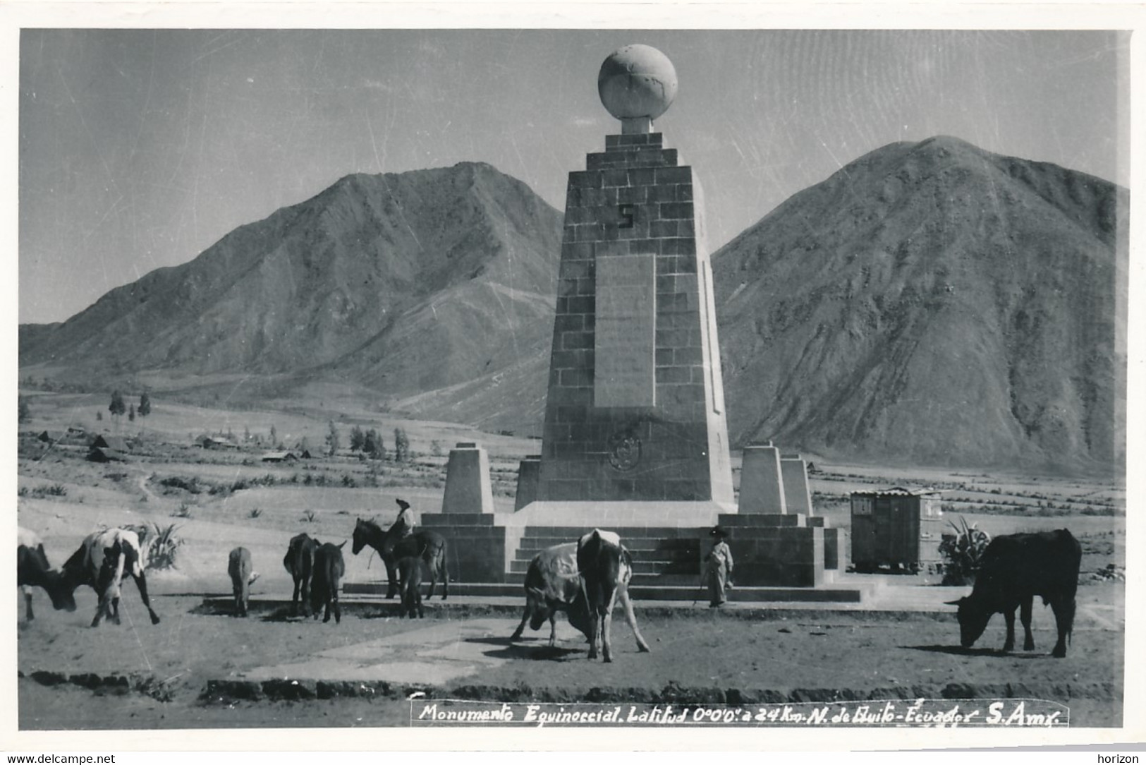 X384  Quito - Monumento Equinoccial… - Lot Of 2 Old Postcards - Equateur