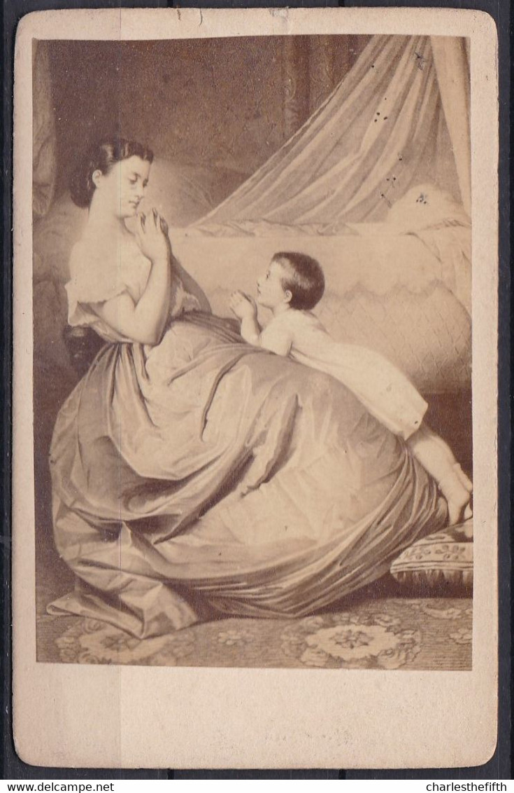 SUPERBE PHOTO CDV * LA PREMIERE PRIERE - FEMME AVEC SON FILS *  - Photo Sur Carton - Vers 1875 - Signé Au Dos - Oud (voor 1900)