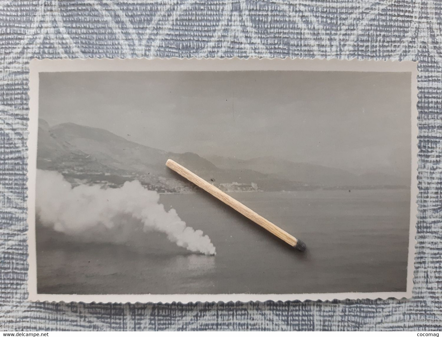 NAVIRE MILITAIRE FREGATE LA DECOUVERTE PHOTO 1948 LES FUMIGENES DEVANT MONACO 11.5 X 7.2 CM - Barcos