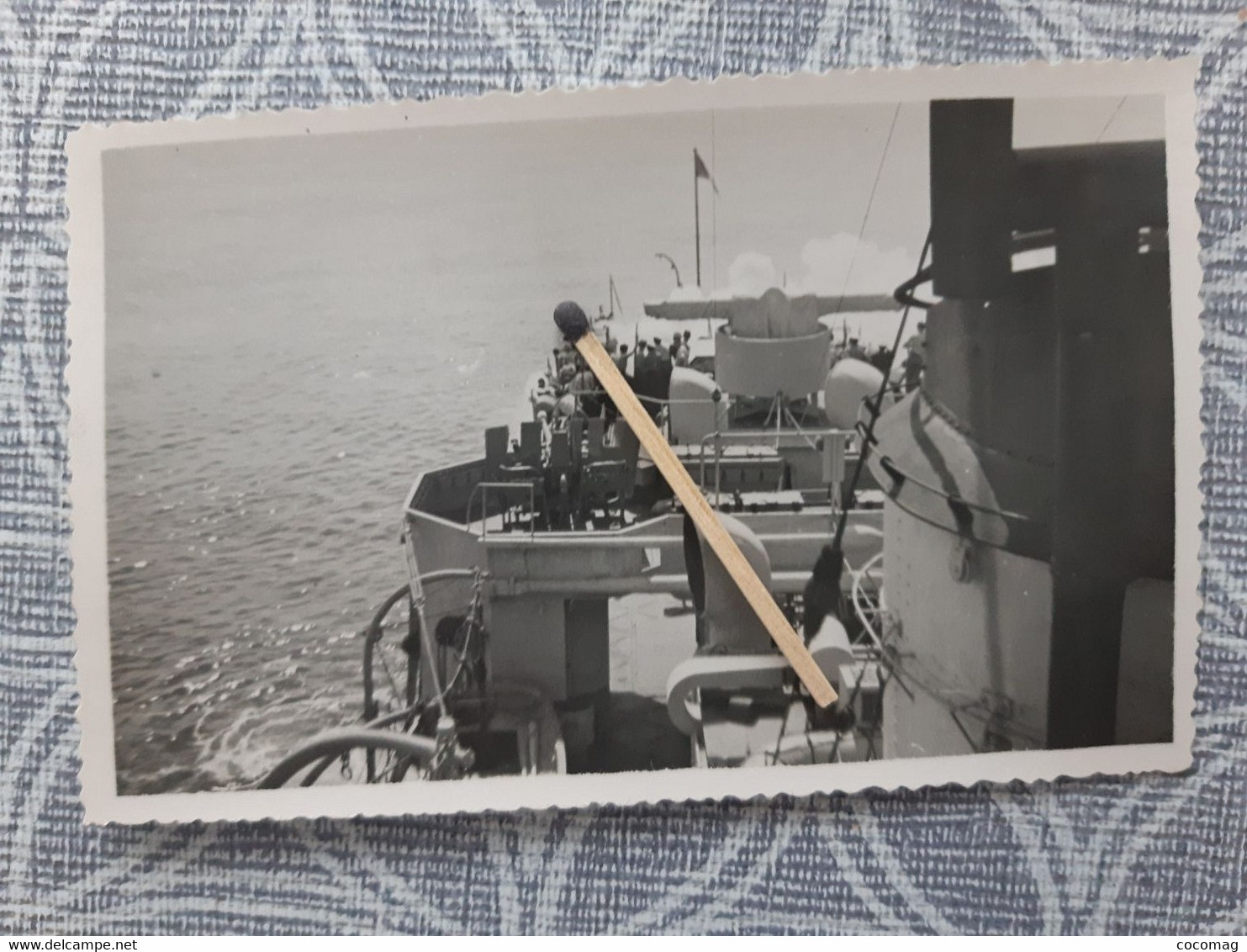 NAVIRE MILITAIRE FREGATE LA DECOUVERTE PHOTO 1948 ESSAIS DE FUMIGENE 11.5 X 7.2 CM - Barcos