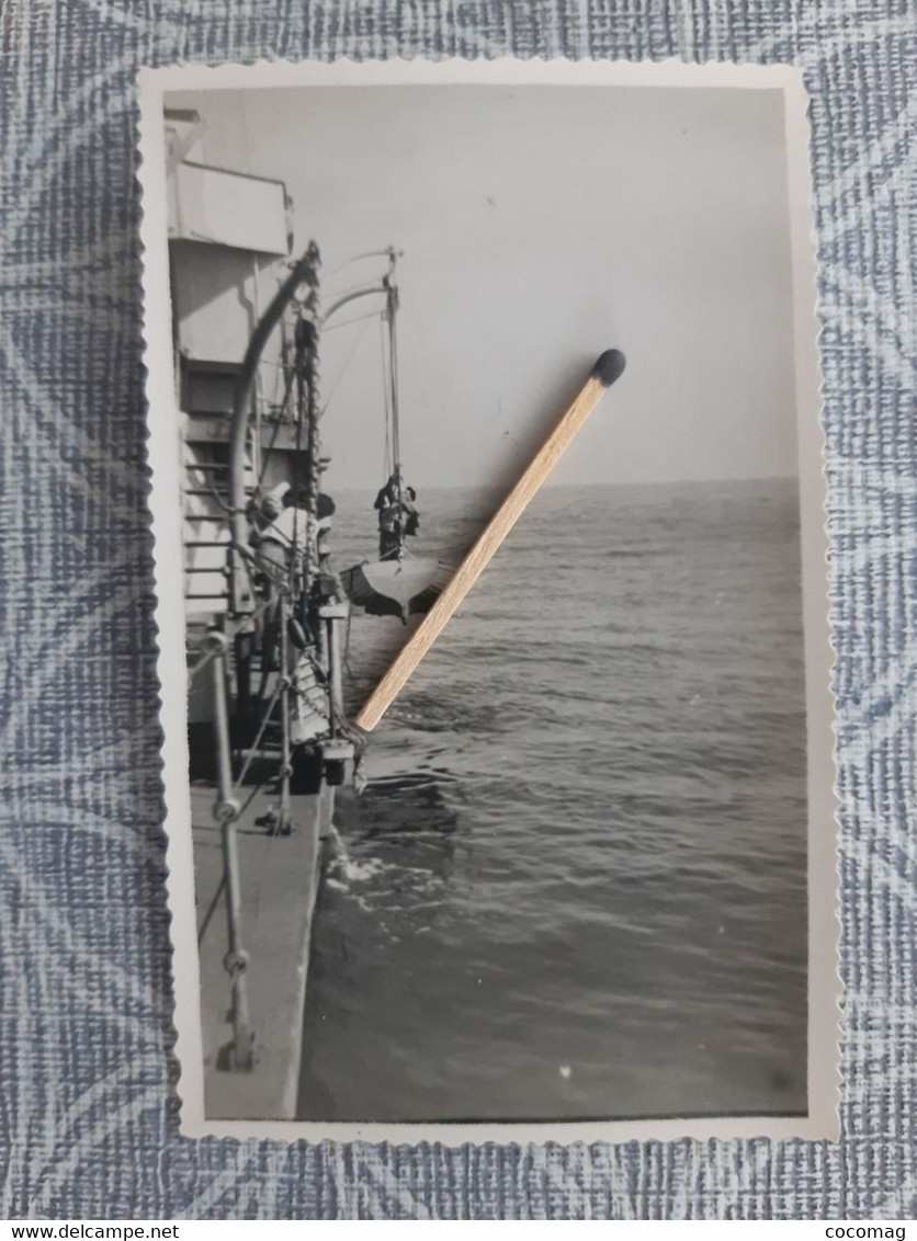 NAVIRE MILITAIRE FREGATE LA DECOUVERTE PHOTO 1948 MISE A L'EAU D'UNE CHALOUPE 11.5 X 7.2 CM - Schiffe