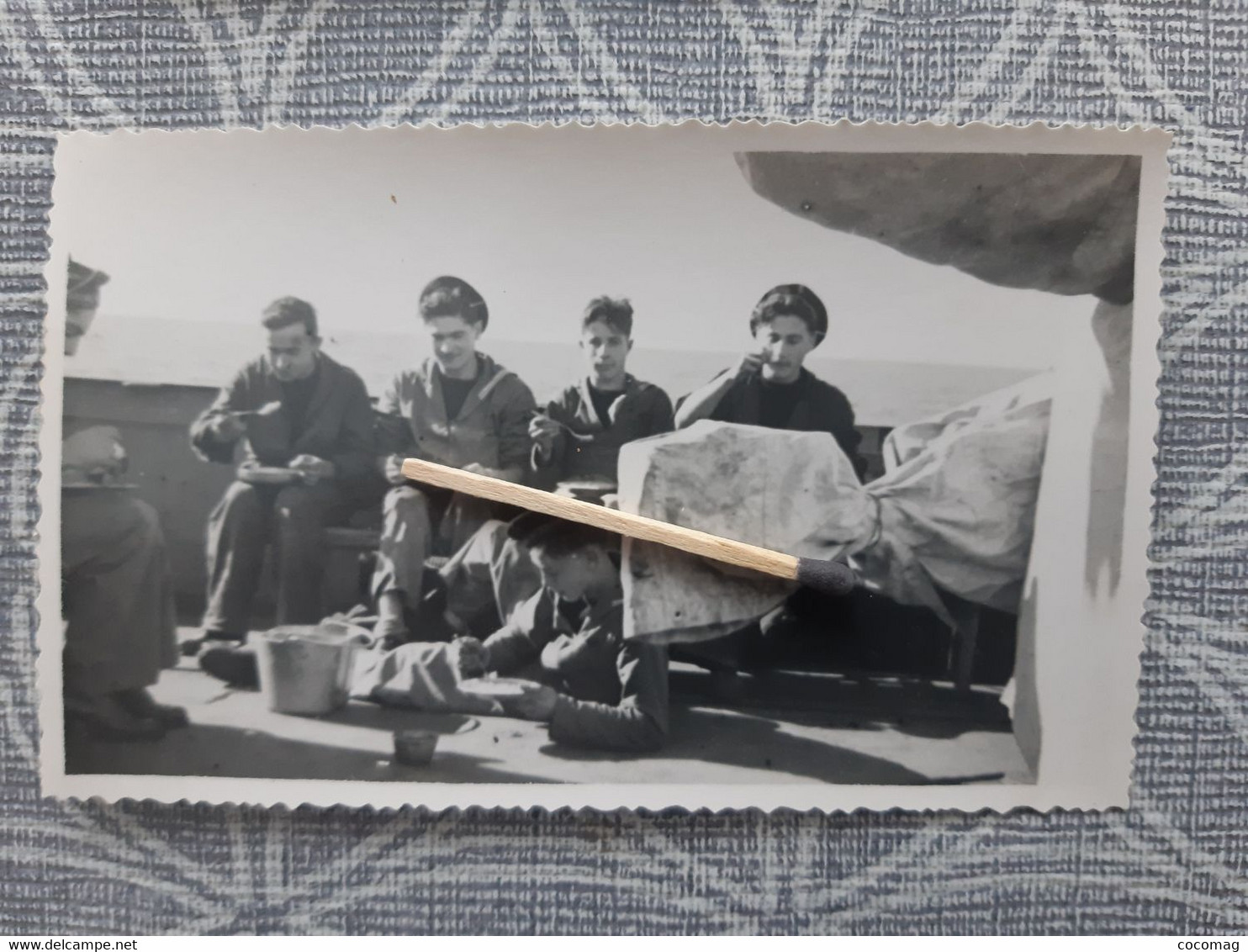 NAVIRE MILITAIRE FREGATE LA DECOUVERTE PHOTO 1948 LE REPAS A BORD 11.5 X 7.2 CM - Barcos