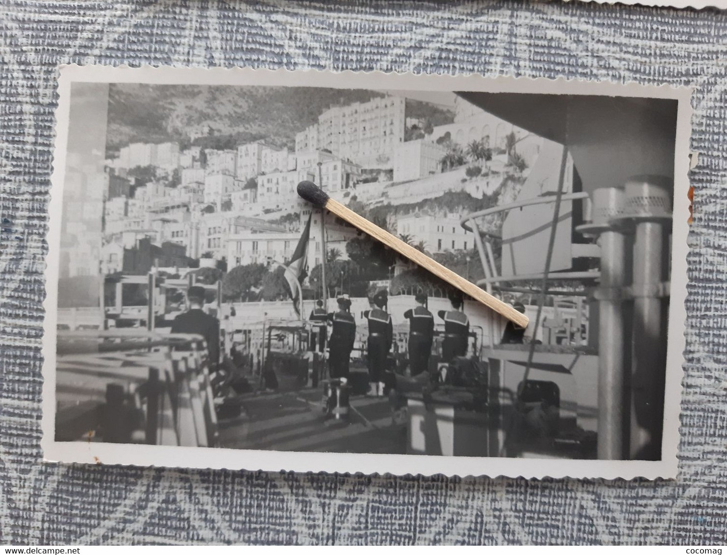 NAVIRE MILITAIRE FREGATE LA DECOUVERTE PHOTO 1948 LEVEE DES COULEURS DANS LE PORT DE MONACO  11.5 X 7.2 CM - Boats