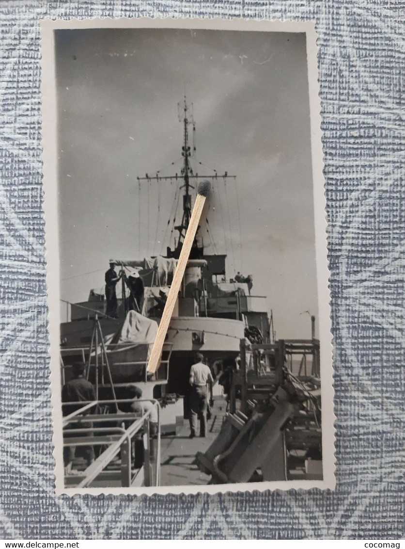 NAVIRE MILITAIRE FREGATE LA DECOUVERTE PHOTO 1948  SUR LE PONT ANTENNE DANS LE PORT DE MONACO  11.5 X 7.2 CM - Schiffe