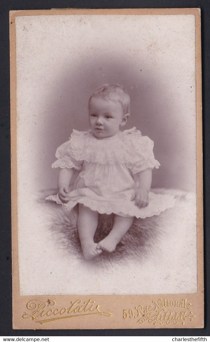 SUPERBE PHOTO CDV * JEUNE FILLE BEBE MIGNON   * Photo Sur Carton - Photo PICCOLATI à LILLE ( France ) - Oud (voor 1900)