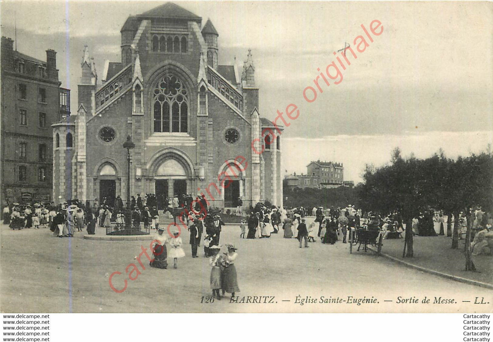 64.  BIARRITZ . Eglise Sainte-Eugénie . Sortie De Messe . - Biarritz