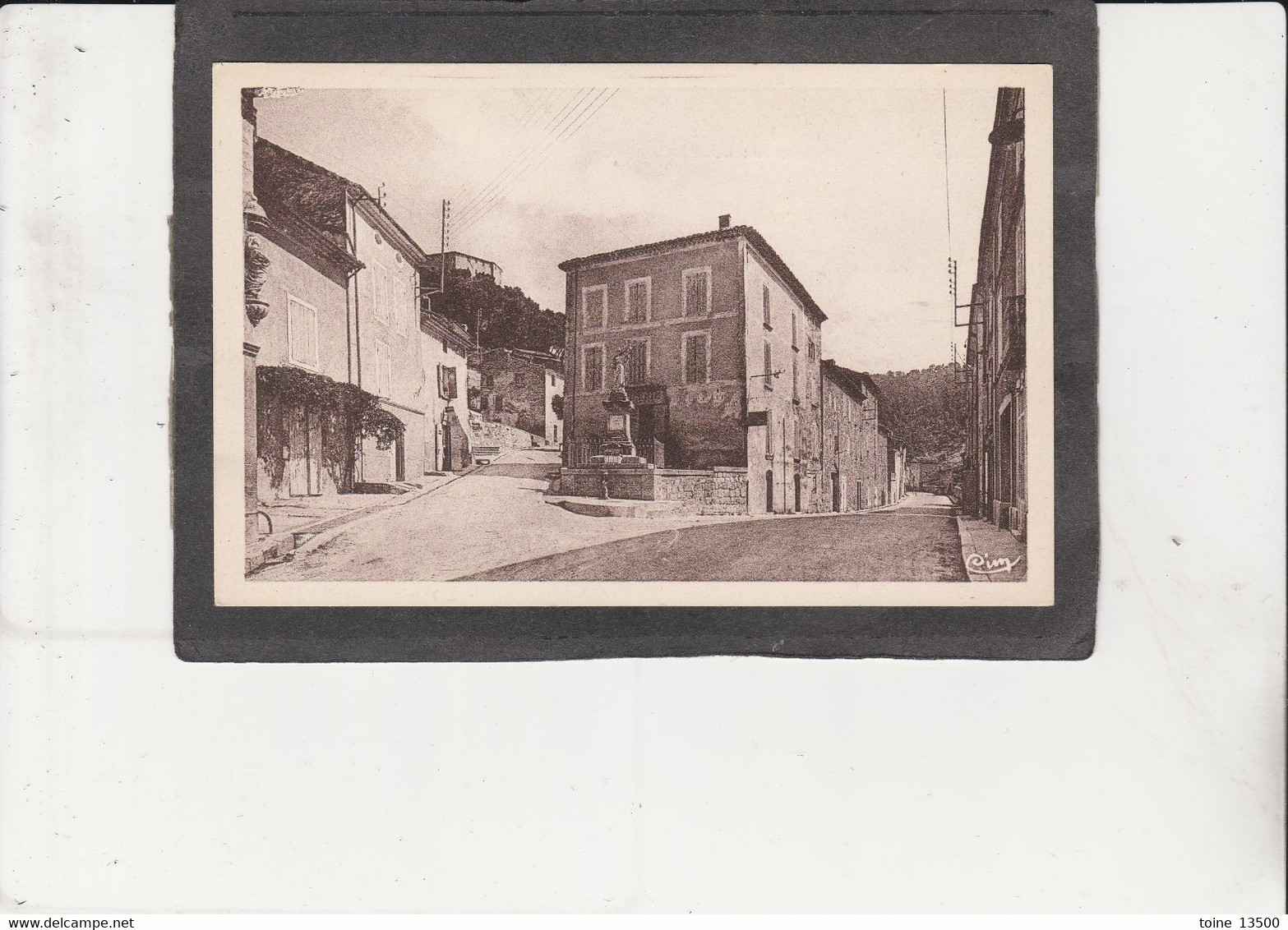 13 MEYRARGUES -  Centre Du Village - Monument Aux Morts - Meyrargues