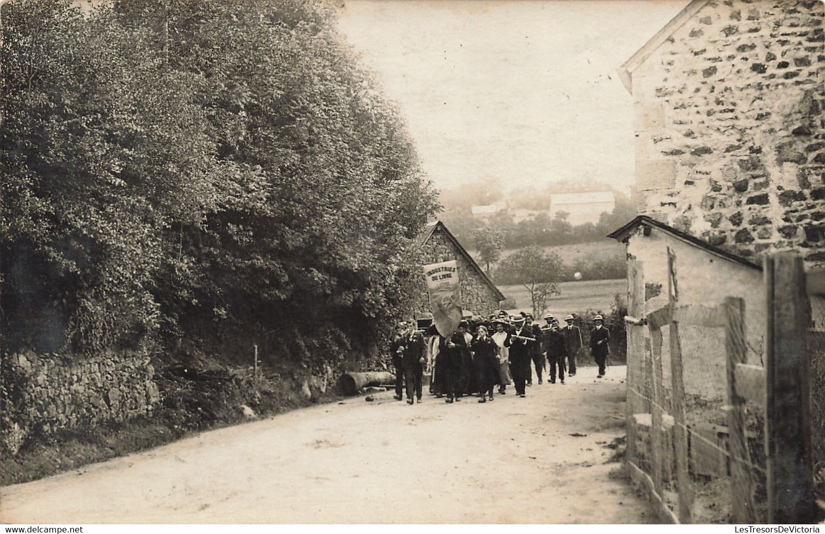 Carte Photo - A Identifier - Manifestation - Industrie Du Livre - Animé - Carte Postale Ancienne - To Identify