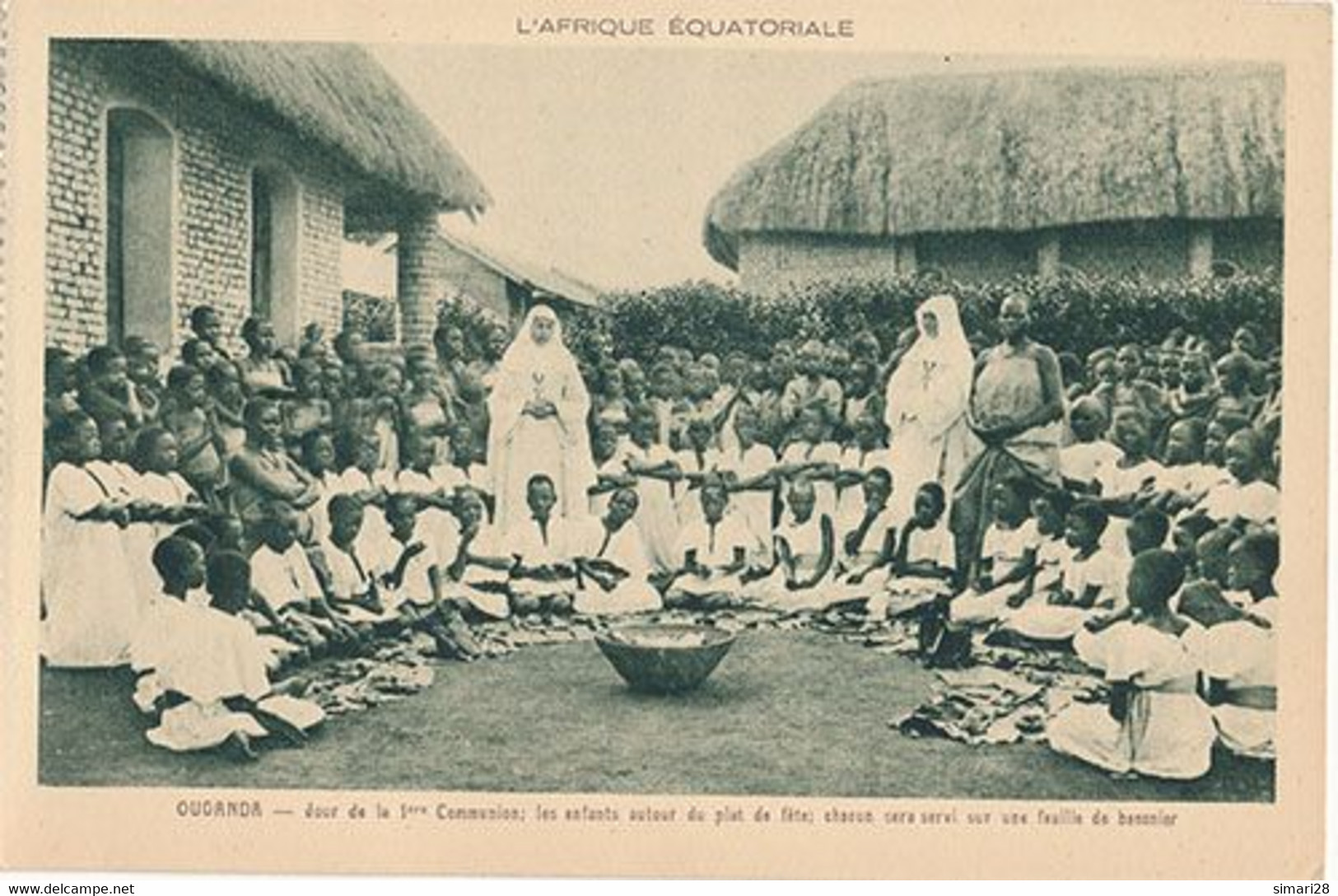 OUGANDA - JOUR DE LA 1 Er COMMUNION LES ENFANTS AUTOUR DU PLAT DE FETE CHACUN SERA SERVI SUR UNE FEUILLE (CP DE CARNET) - Uganda