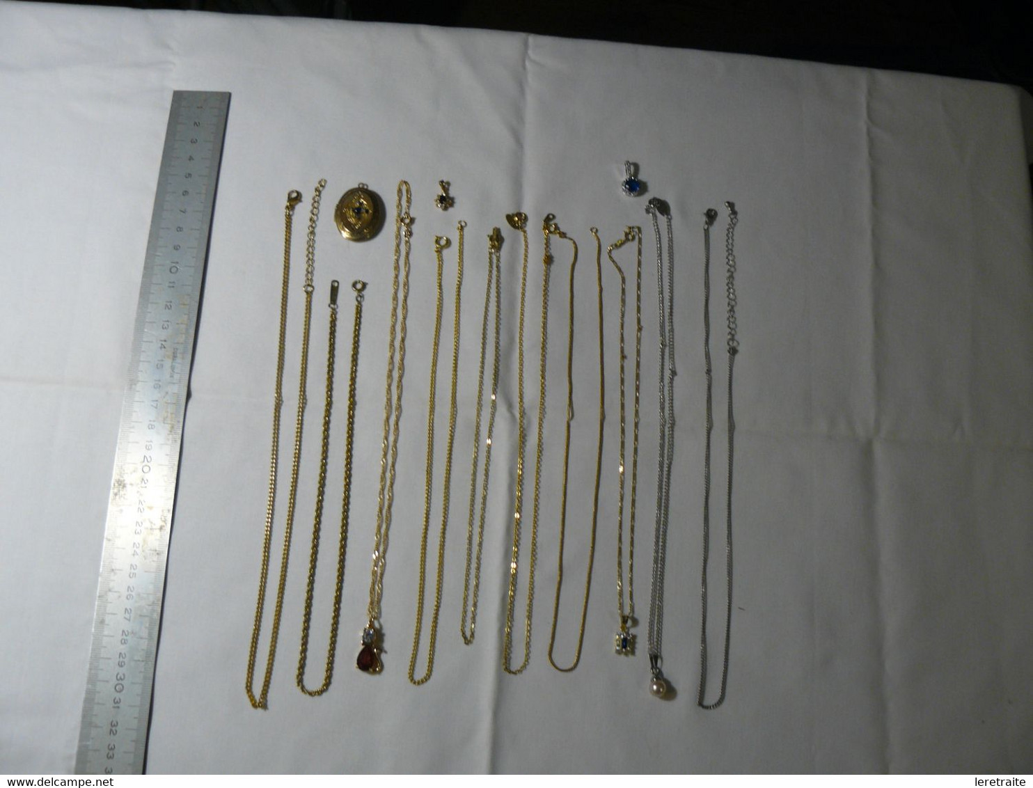 Lot De10 Chaines Et 6 Pendentifs. - Halsketten