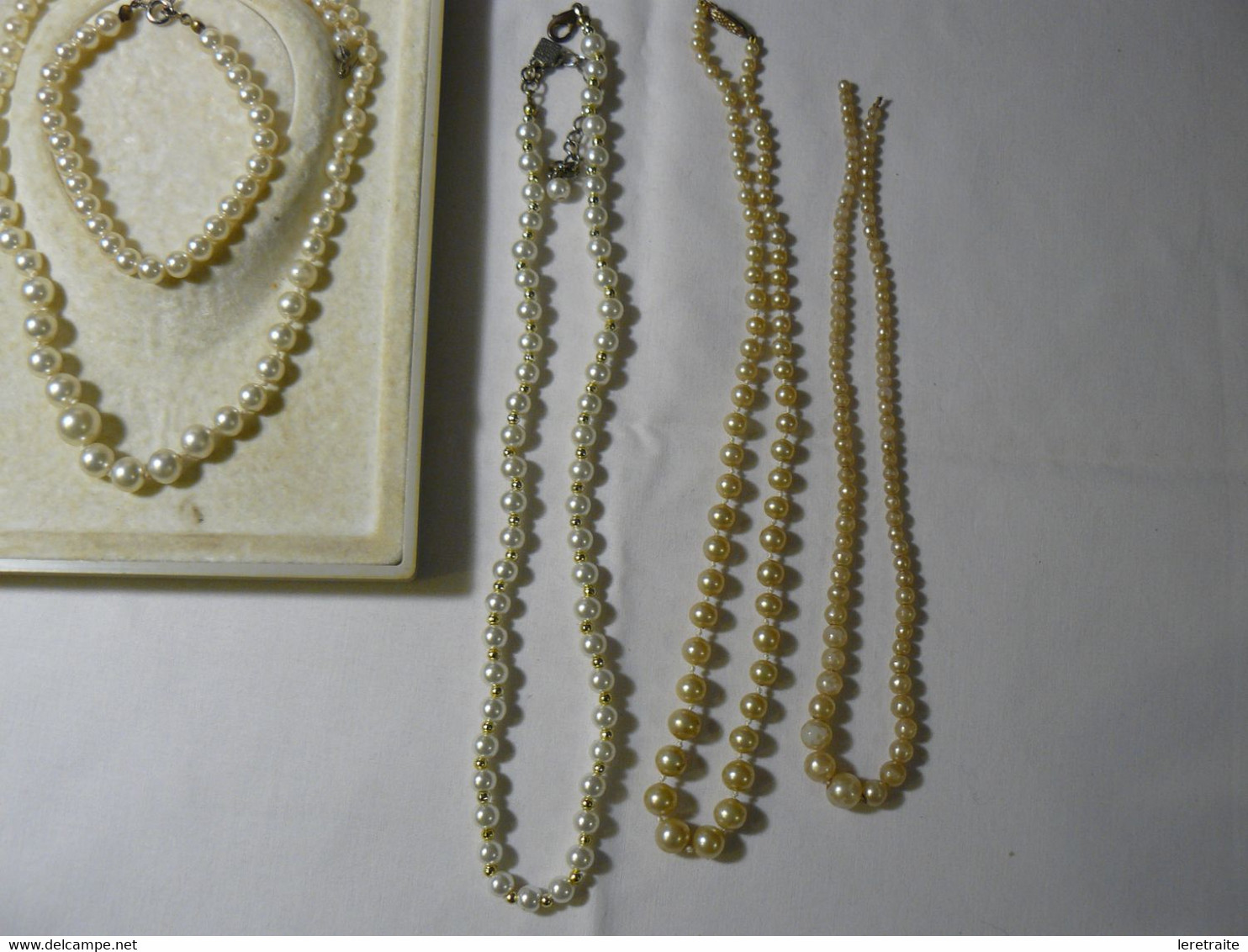 Lot De 4 Colliers Et 1 Bracelet En Perle. - Necklaces/Chains