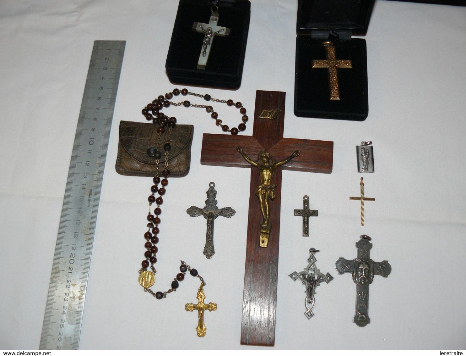 Lots De 7 Croix, Un Chapelet, Une Médaille Et Un Crucifix. - Pendentifs