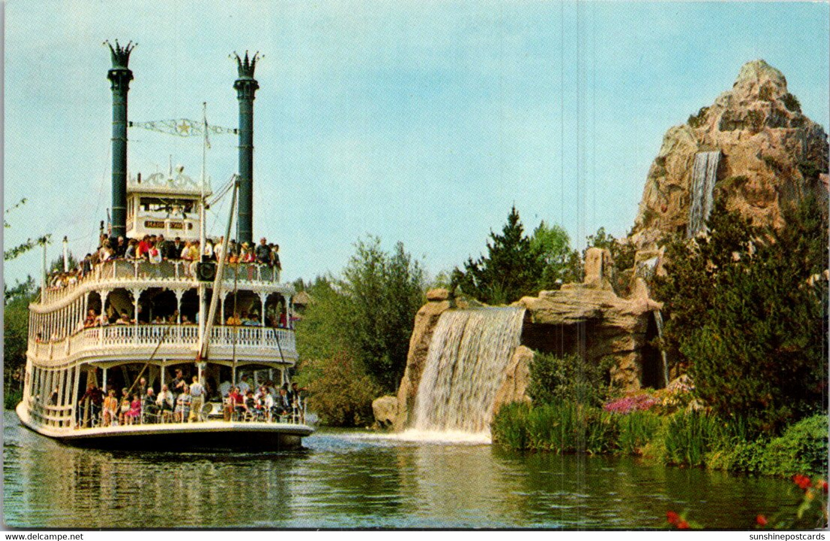 California Anaheim Disneyland The Mark Twain Steamboat Passing Cascade Peak - Anaheim