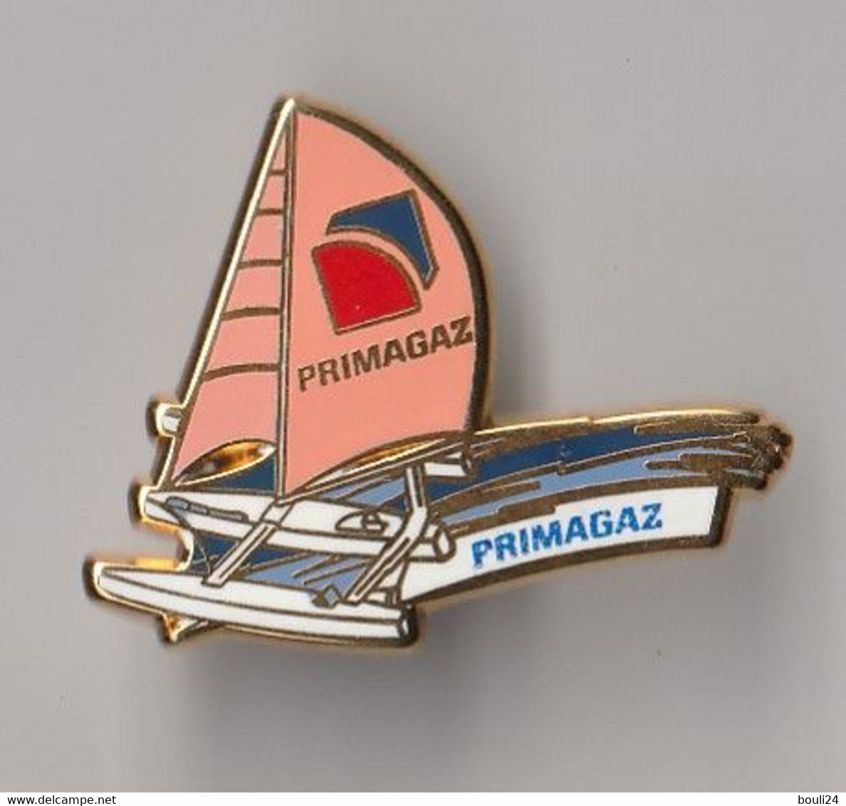 PIN'S  THEME   VOILIER CATAMARAN    SPONSOR  PRIMAGAZ    CARREFOUR - Segeln